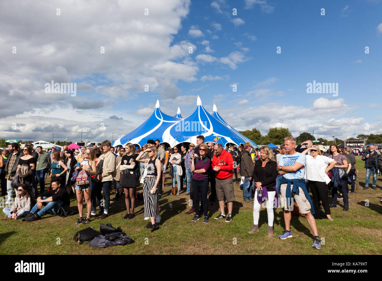 Les fans de musique de l'écoute d'une loi sur l'étape trois, le chapiteau tente derrière eux, est l'étape 2, au festival 2017 onblackheath Banque D'Images