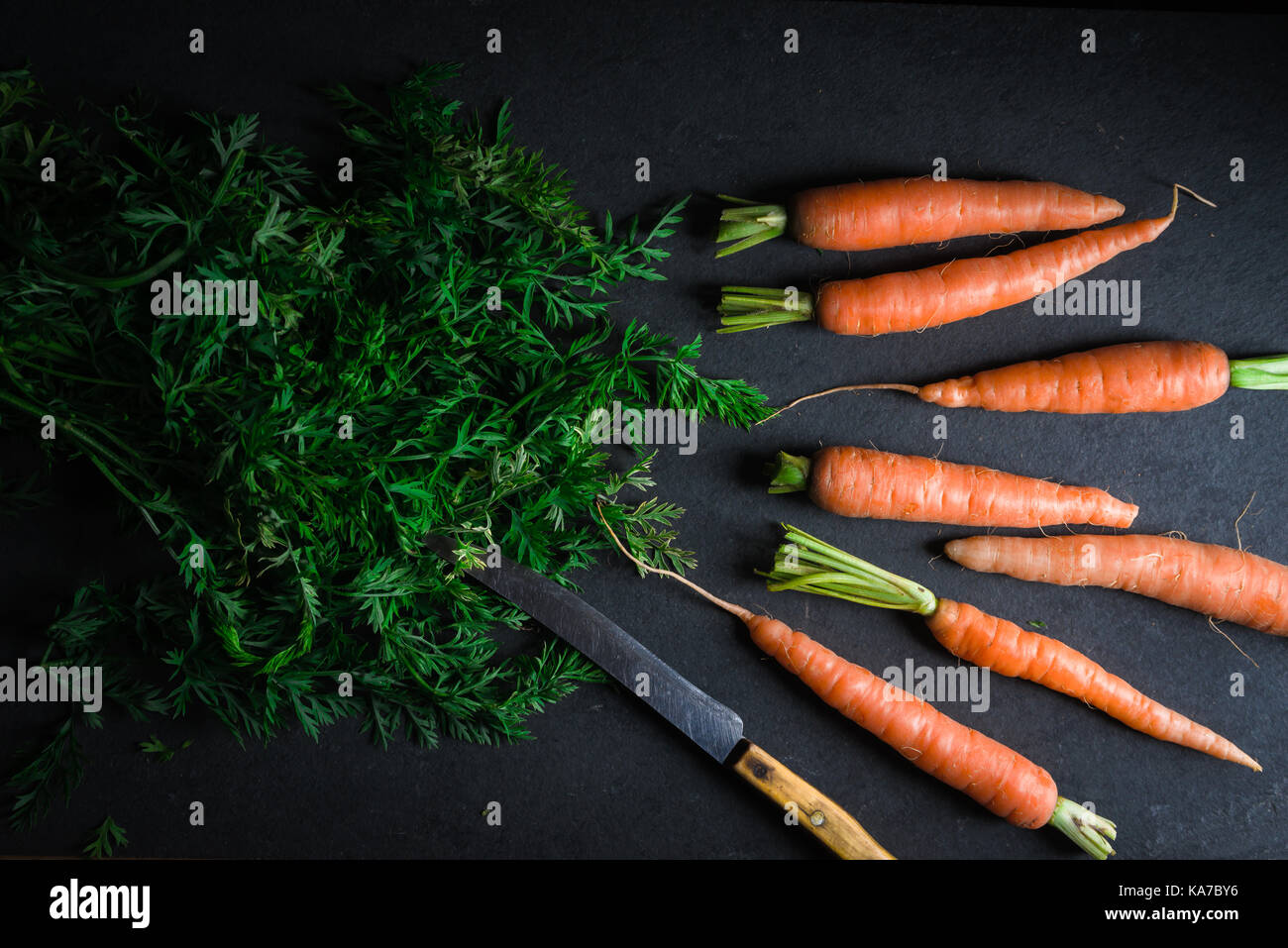 Coupés de la carottes et horizontale des couteaux Banque D'Images