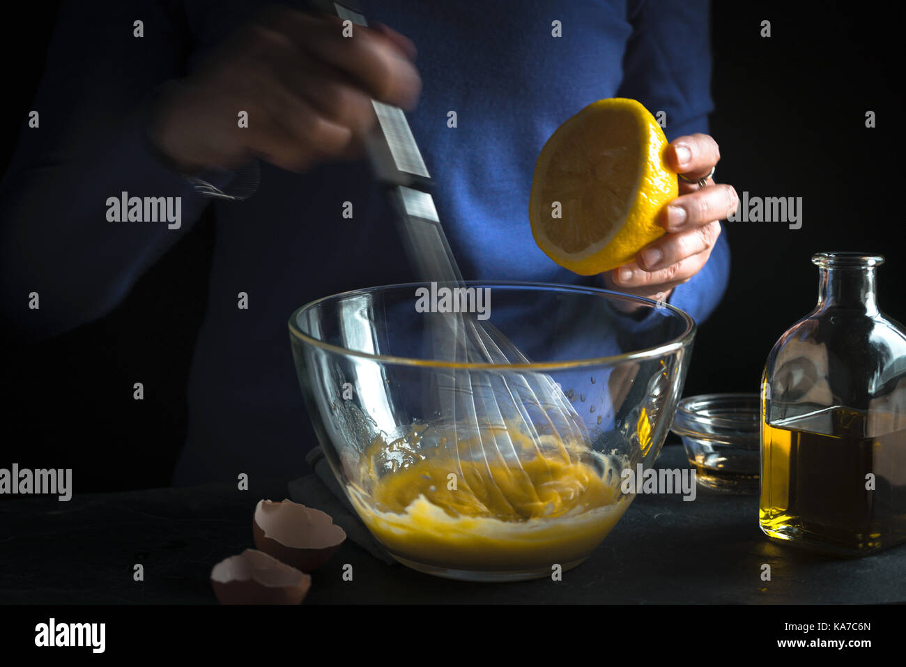 La flagellation d'œuf avec la moutarde et presser le jus de citron l'horizontale Banque D'Images