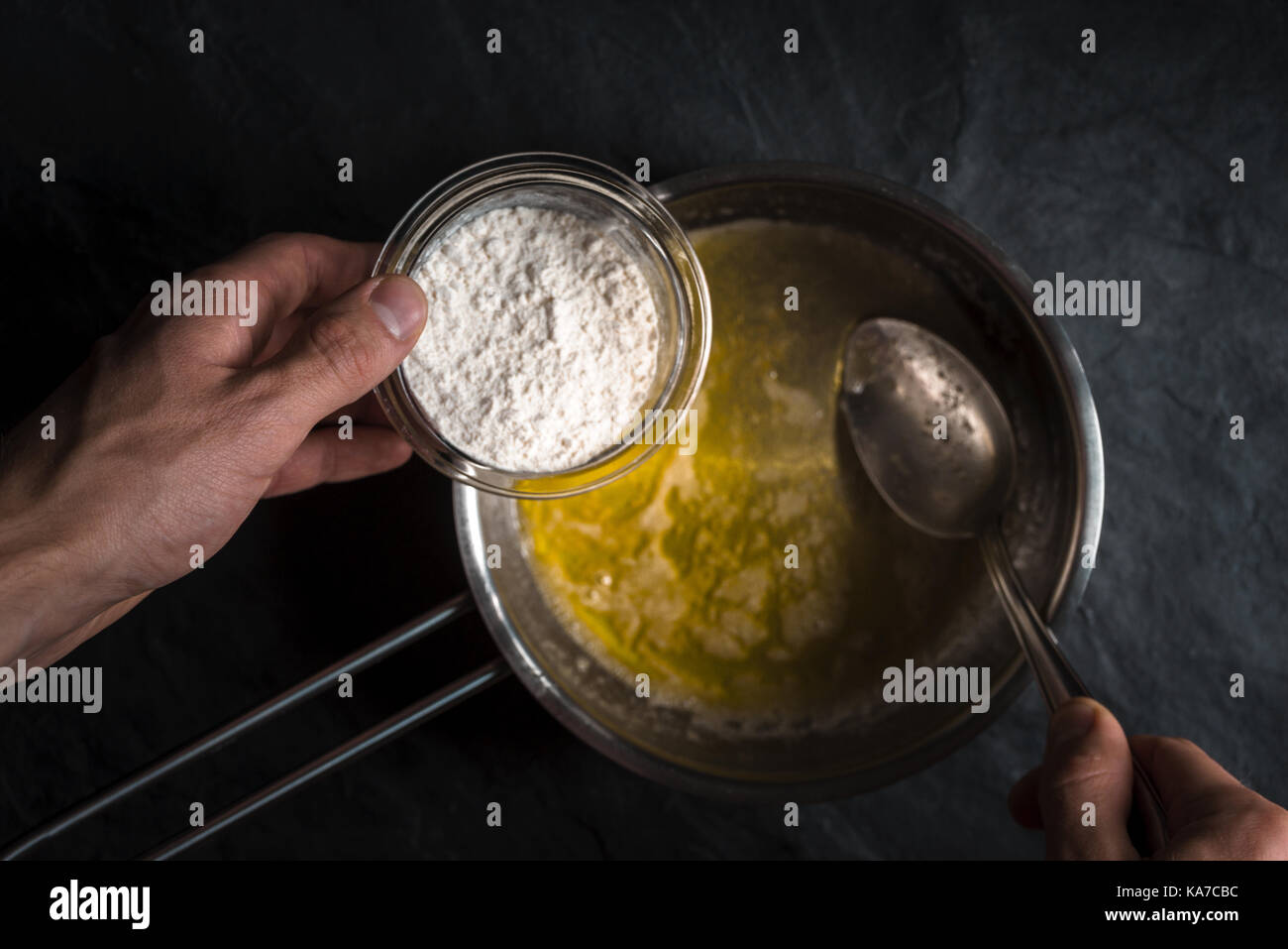 La farine est versé dans une casserole avec du beurre fondu horizontal close-up Banque D'Images