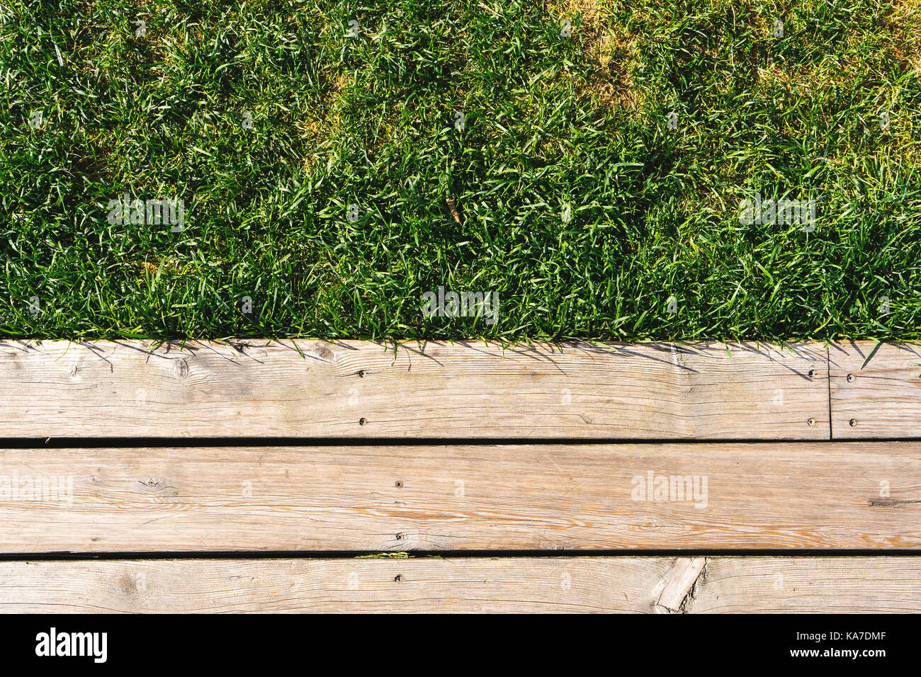 Fond de panneaux de bois et d'herbe horizontal d'abstraction Banque D'Images