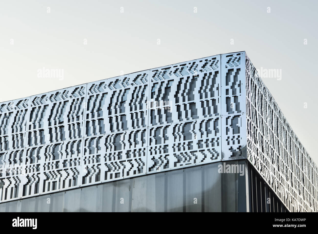 Une partie de l'édifice de style scandinave horizontales sur un fond gris Banque D'Images