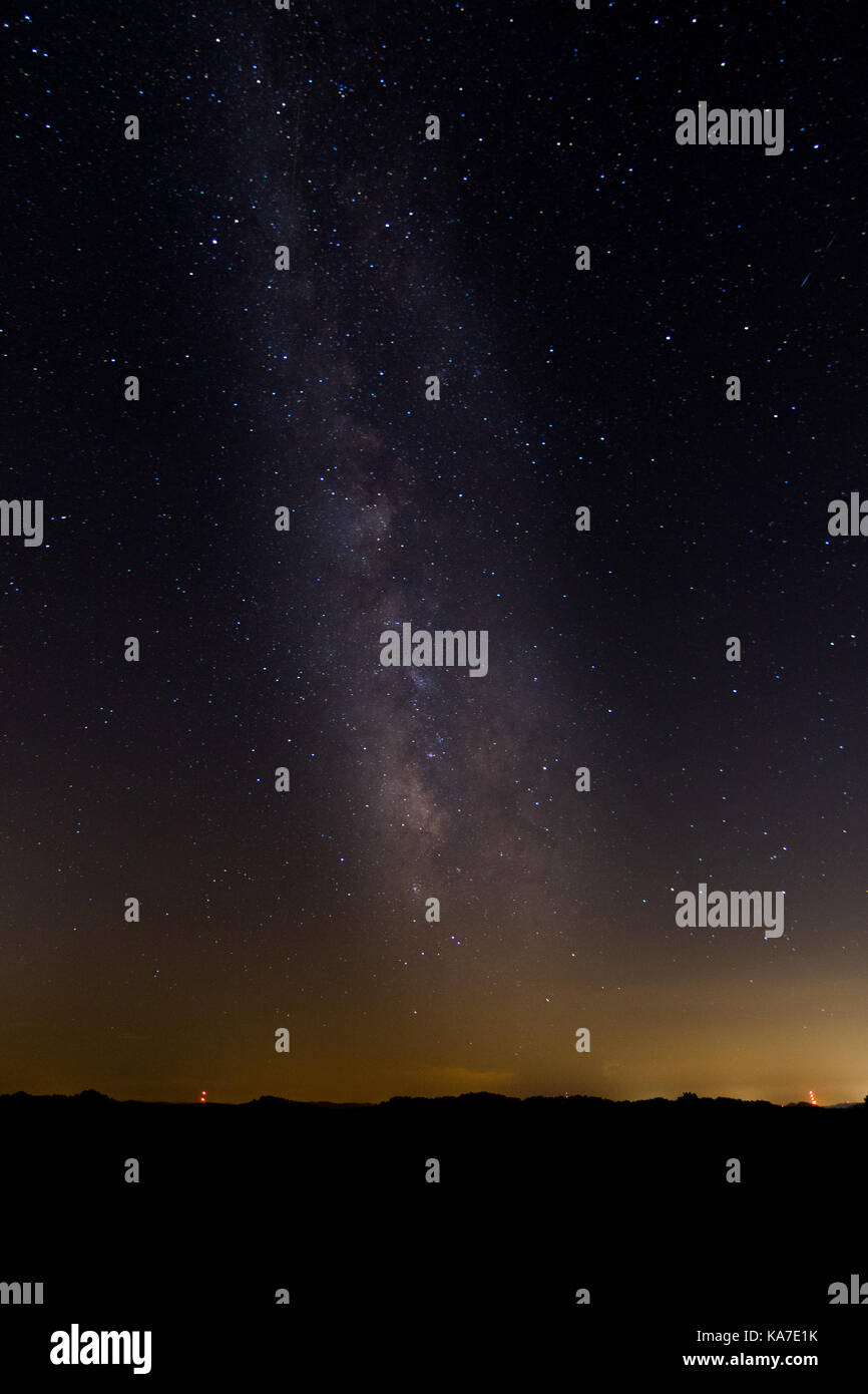 Les étoiles et la voie lactée accrocher dans le ciel nocturne. Banque D'Images