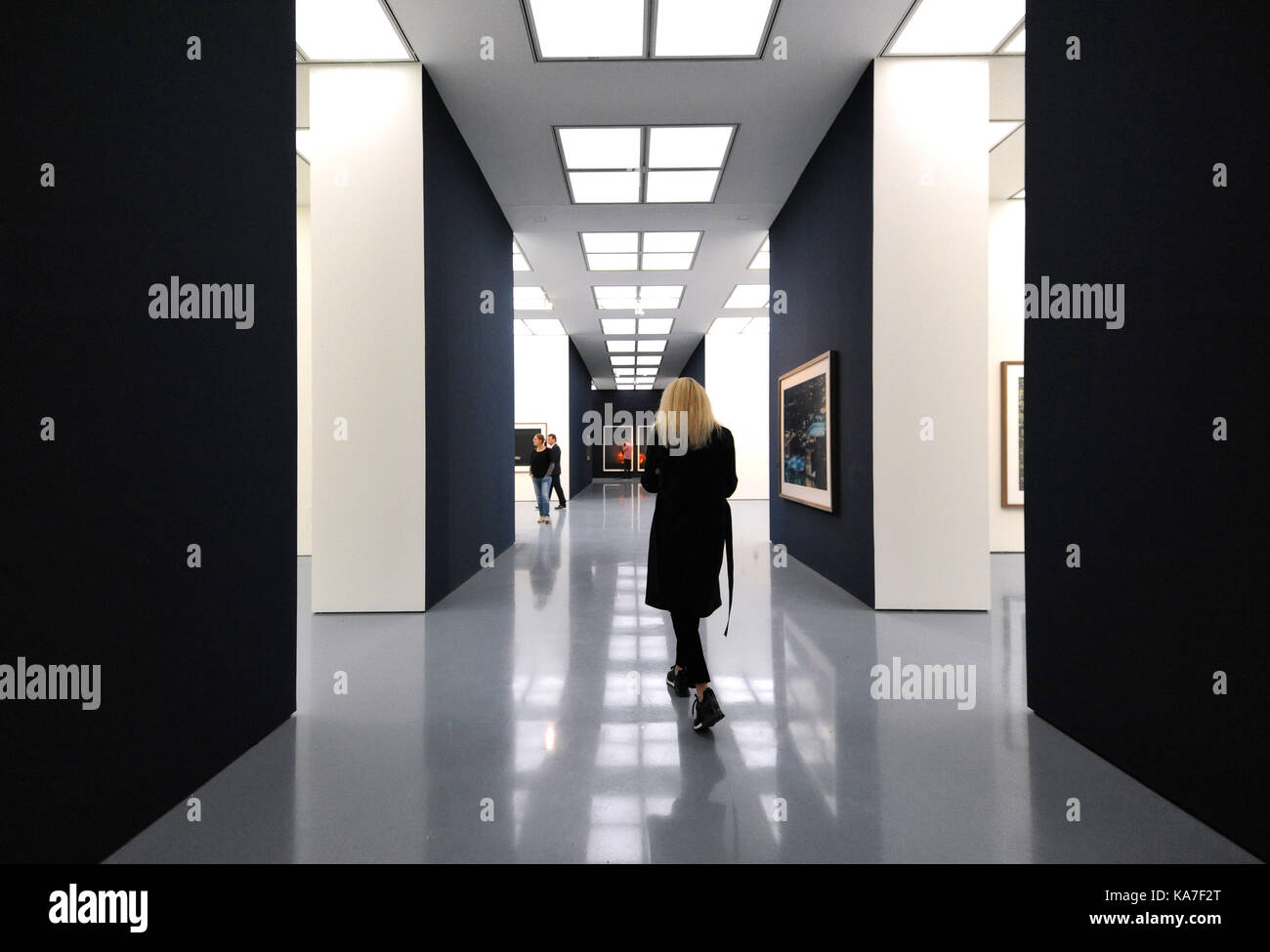 Visiteur de l'exposition 'nuit et jour“ par le photographe allemand Axel Hutte au Musée Kunstpalast de Düsseldorf. Banque D'Images