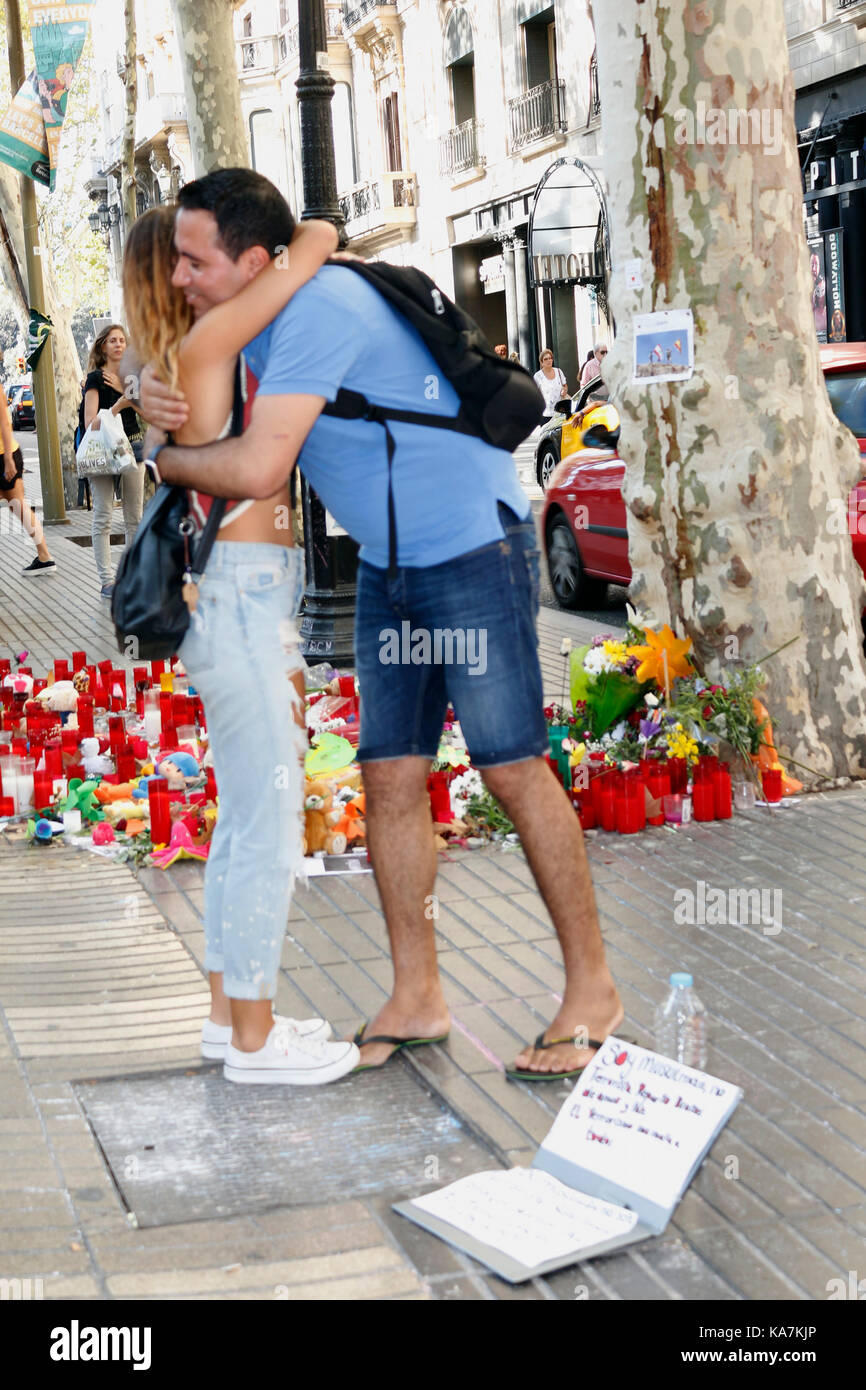 Barcelone/Espagne - 21 août 2017 : les gens réunis sur la Rambla de Barcelone, où 17 août 2017 a été une attaque terroriste, donnant hommage à la mort d'au moins 15 victimes et plus de 120 blessés Banque D'Images