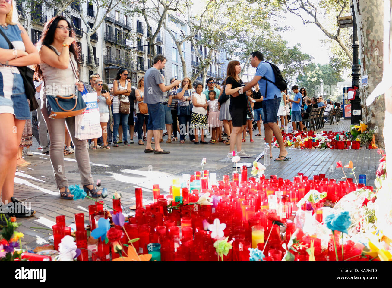 Barcelone/Espagne - 21 août 2017 : les gens réunis sur la Rambla de Barcelone, où 17 août 2017 a été une attaque terroriste, donnant hommage à la mort d'au moins 15 victimes et plus de 120 blessés Banque D'Images