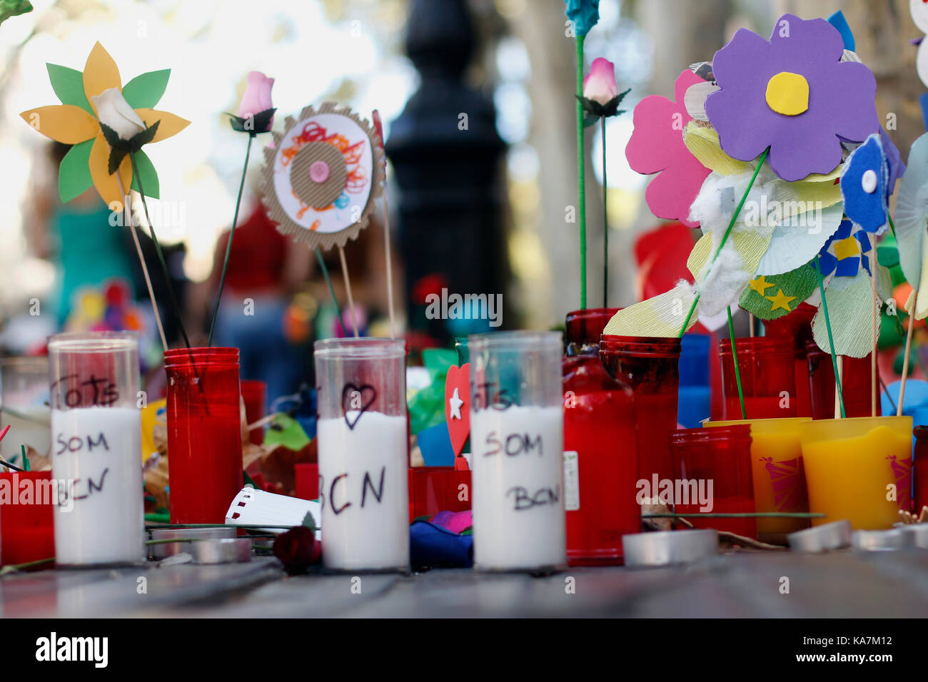 Barcelone/Espagne - 21 août 2017 : les gens réunis sur la Rambla de Barcelone, où 17 août 2017 a été une attaque terroriste, donnant hommage à la mort d'au moins 15 victimes et plus de 120 blessés Banque D'Images