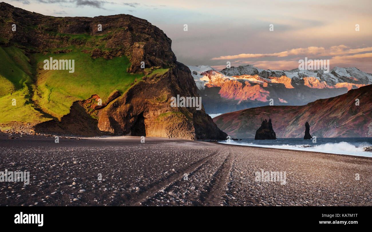 Reynisdrangar célèbres formations rocheuses à la plage de reynisfjara qui jouit noir. côte de l'océan Atlantique près de vik, le sud de l'islande Banque D'Images