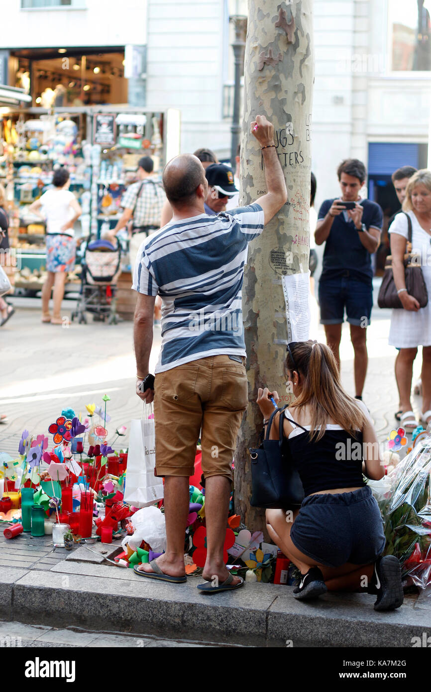 Barcelone/Espagne - 21 août 2017 : les gens réunis sur la Rambla de Barcelone, où 17 août 2017 a été une attaque terroriste, donnant hommage à la mort d'au moins 15 victimes et plus de 120 blessés Banque D'Images