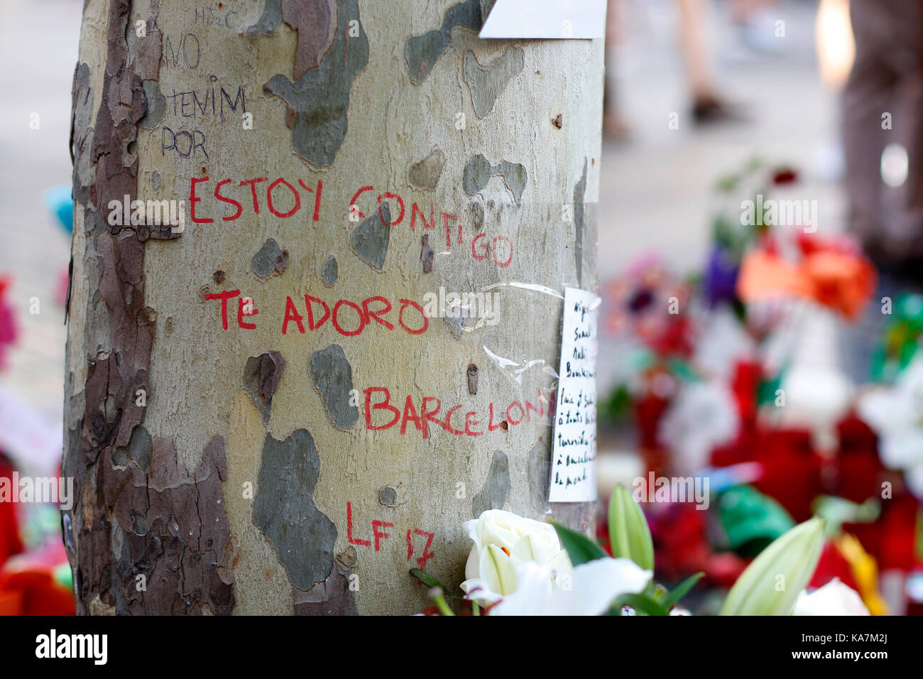 Barcelone/Espagne - 21 août 2017 : les gens réunis sur la Rambla de Barcelone, où 17 août 2017 a été une attaque terroriste, donnant hommage à la mort d'au moins 15 victimes et plus de 120 blessés Banque D'Images