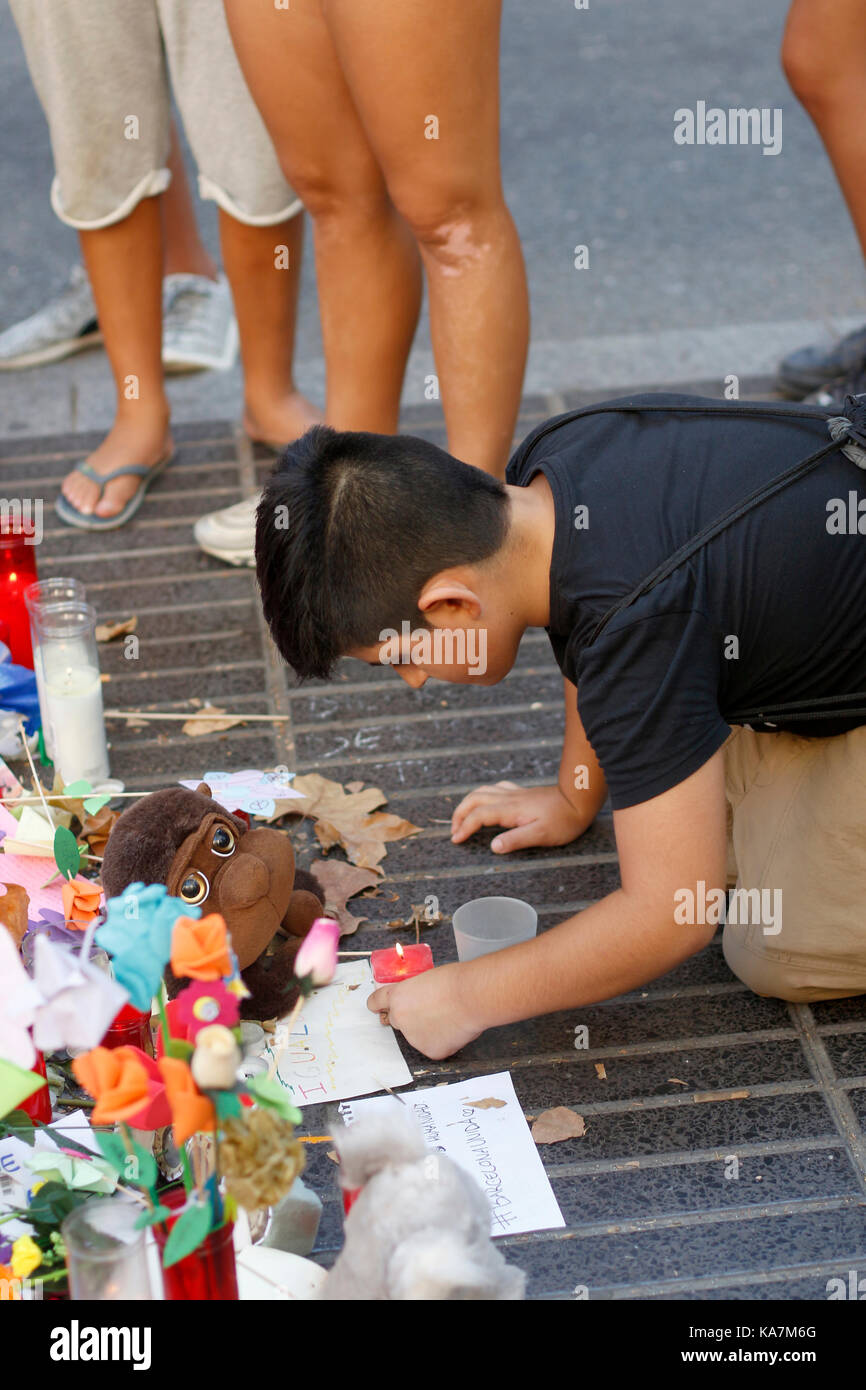 Barcelone/Espagne - 21 août 2017 : les gens réunis sur la Rambla de Barcelone, où 17 août 2017 a été une attaque terroriste, donnant hommage à la mort d'au moins 15 victimes et plus de 120 blessés Banque D'Images