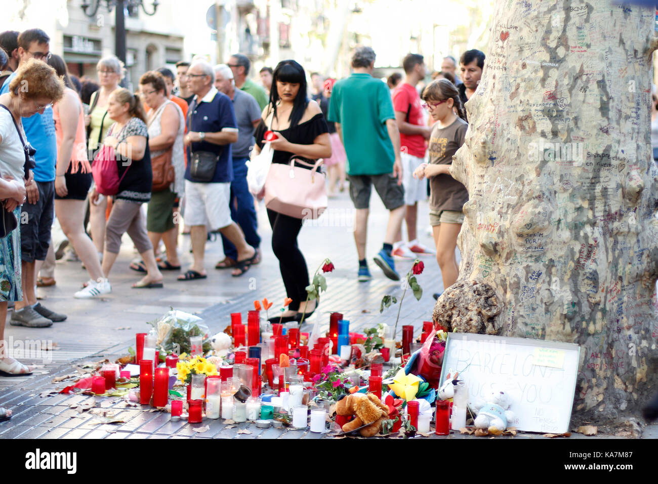 Barcelone/Espagne - 21 août 2017 : les gens réunis sur la Rambla de Barcelone, où 17 août 2017 a été une attaque terroriste, donnant hommage à la mort d'au moins 15 victimes et plus de 120 blessés Banque D'Images