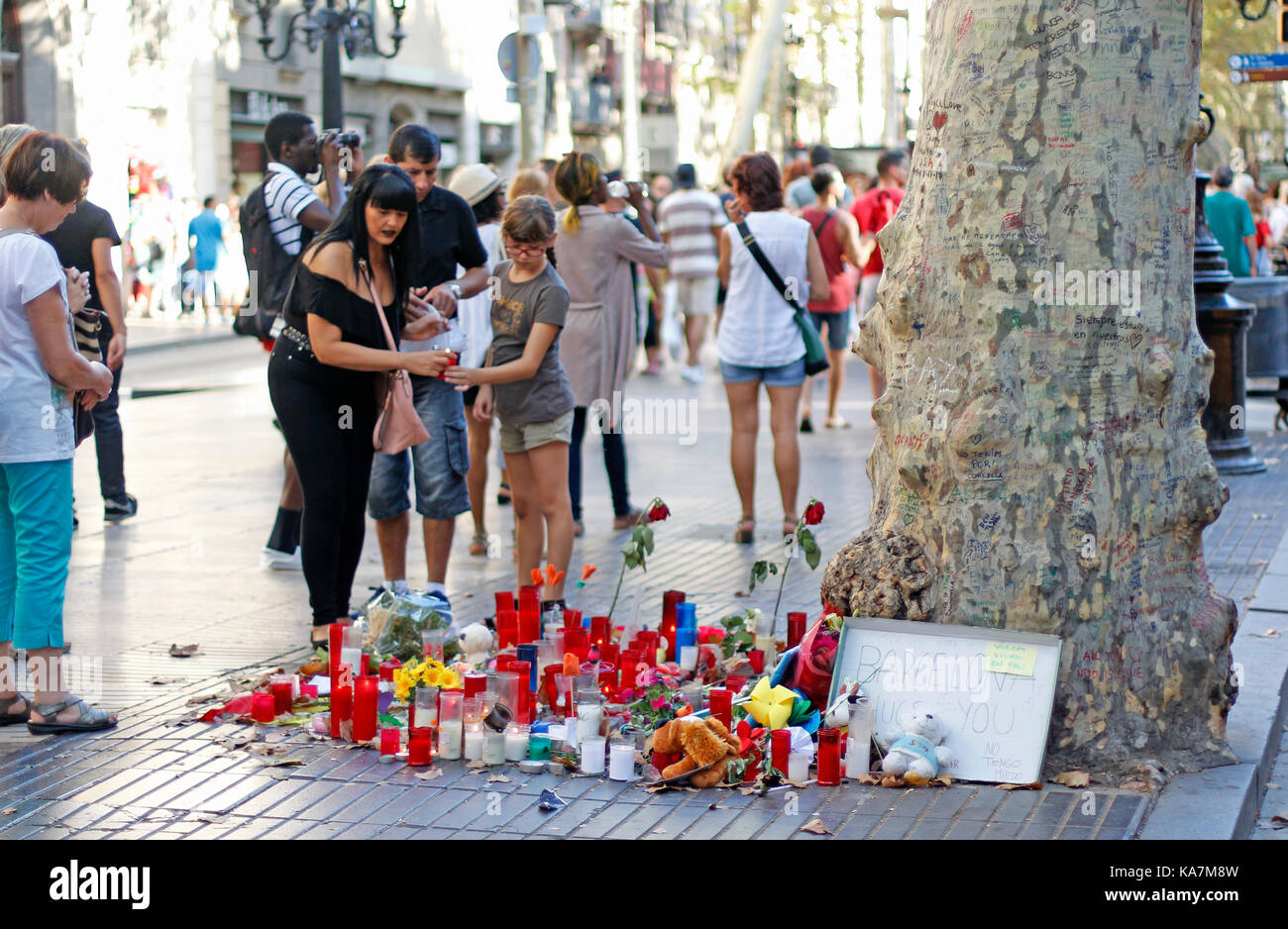 Barcelone/Espagne - 21 août 2017 : les gens réunis sur la Rambla de Barcelone, où 17 août 2017 a été une attaque terroriste, donnant hommage à la mort d'au moins 15 victimes et plus de 120 blessés Banque D'Images