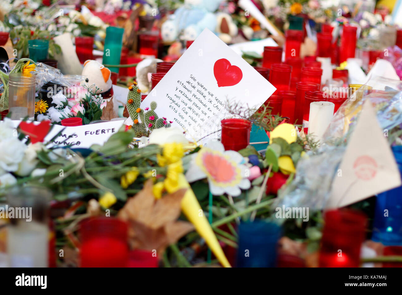 Barcelone/Espagne - 21 août 2017 : les gens réunis sur la Rambla de Barcelone, où 17 août 2017 a été une attaque terroriste, donnant hommage à la mort d'au moins 15 victimes et plus de 120 blessés Banque D'Images