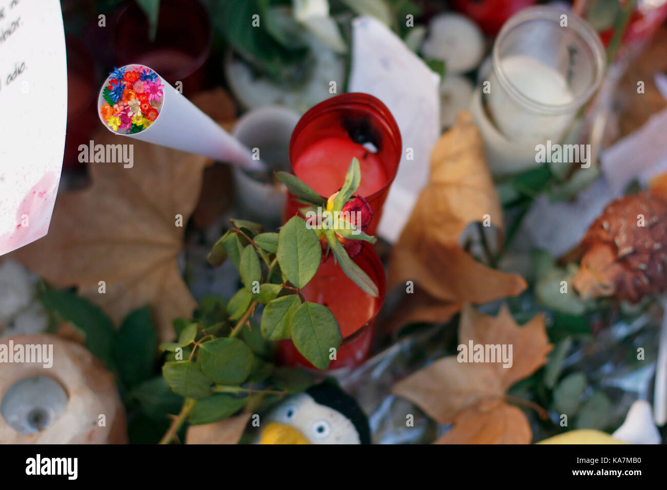 Barcelone/Espagne - 21 août 2017 : les gens réunis sur la Rambla de Barcelone, où 17 août 2017 a été une attaque terroriste, donnant hommage à la mort d'au moins 15 victimes et plus de 120 blessés Banque D'Images