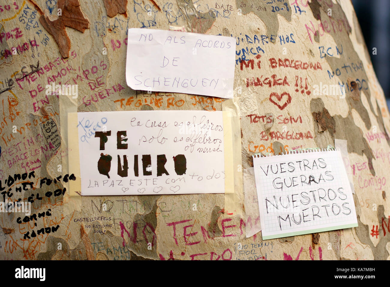 Barcelone/Espagne - 21 août 2017 : les gens réunis sur la Rambla de Barcelone, où 17 août 2017 a été une attaque terroriste, donnant hommage à la mort d'au moins 15 victimes et plus de 120 blessés Banque D'Images