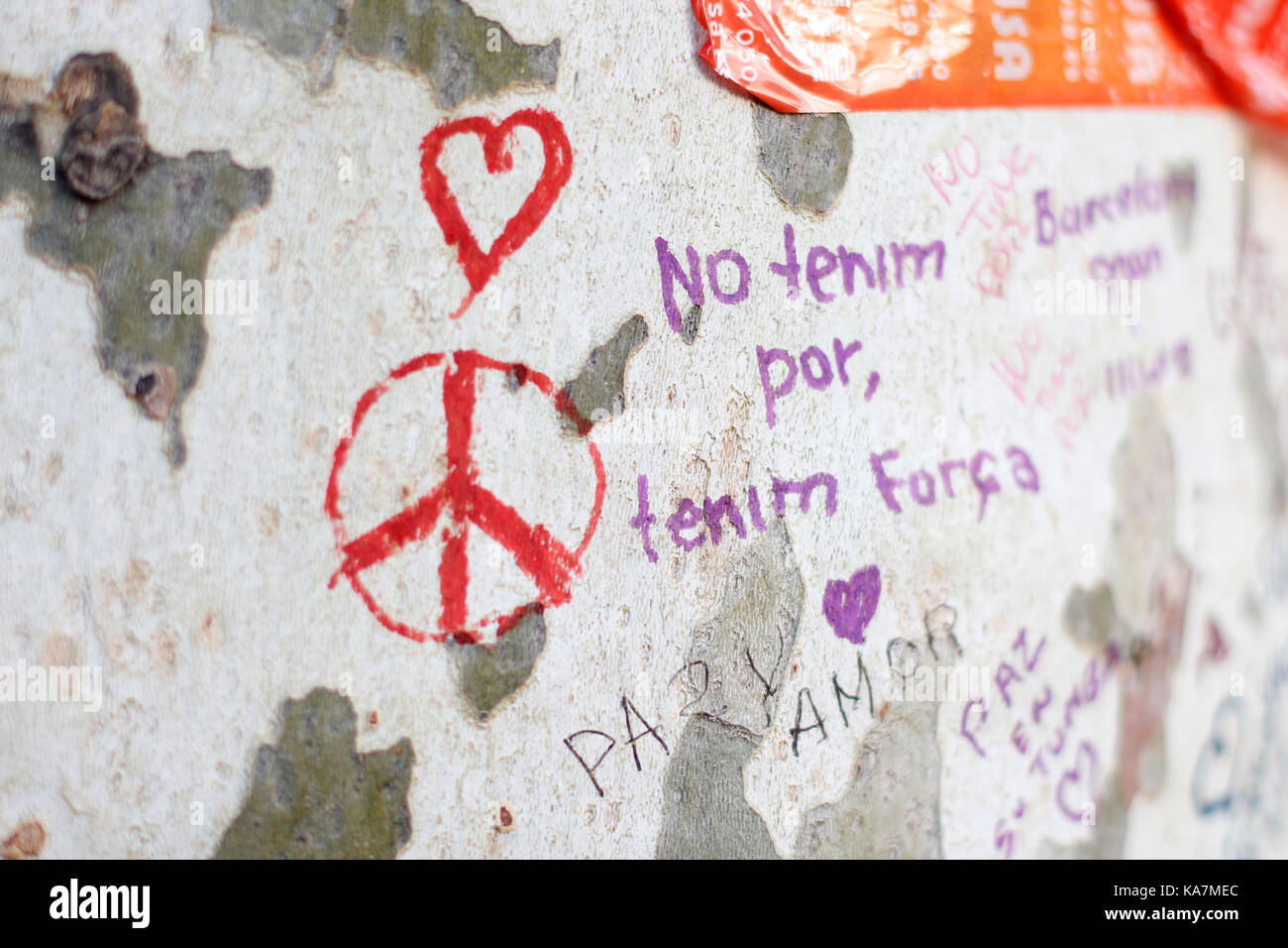 Barcelone/Espagne - 21 août 2017 : les gens réunis sur la Rambla de Barcelone, où 17 août 2017 a été une attaque terroriste, donnant hommage à la mort d'au moins 15 victimes et plus de 120 blessés Banque D'Images