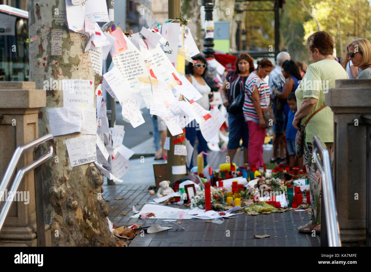 Barcelone/Espagne - 21 août 2017 : les gens réunis sur la Rambla de Barcelone, où 17 août 2017 a été une attaque terroriste, donnant hommage à la mort d'au moins 15 victimes et plus de 120 blessés Banque D'Images