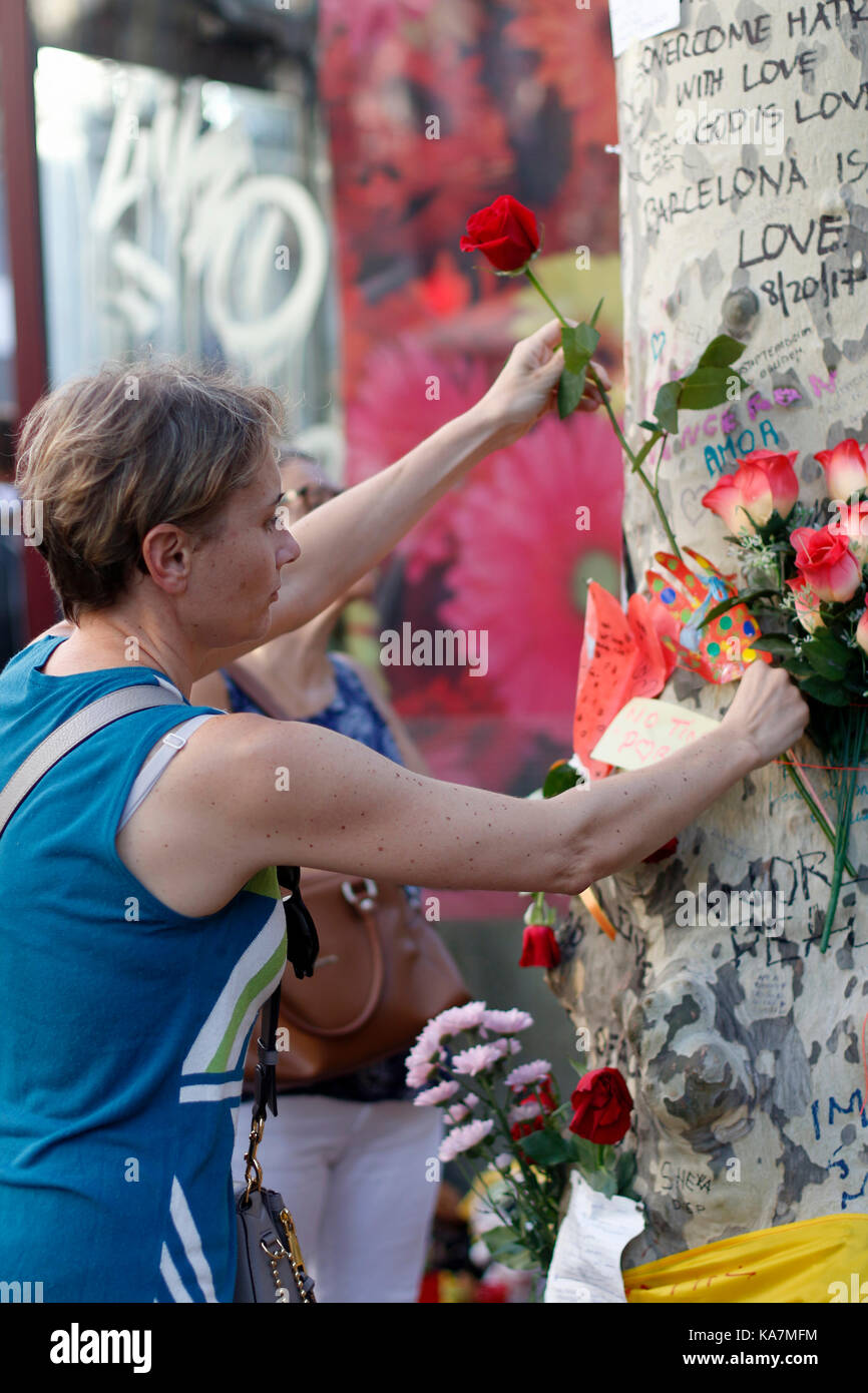 Barcelone/Espagne - 21 août 2017 : les gens réunis sur la Rambla de Barcelone, où 17 août 2017 a été une attaque terroriste, donnant hommage à la mort d'au moins 15 victimes et plus de 120 blessés Banque D'Images