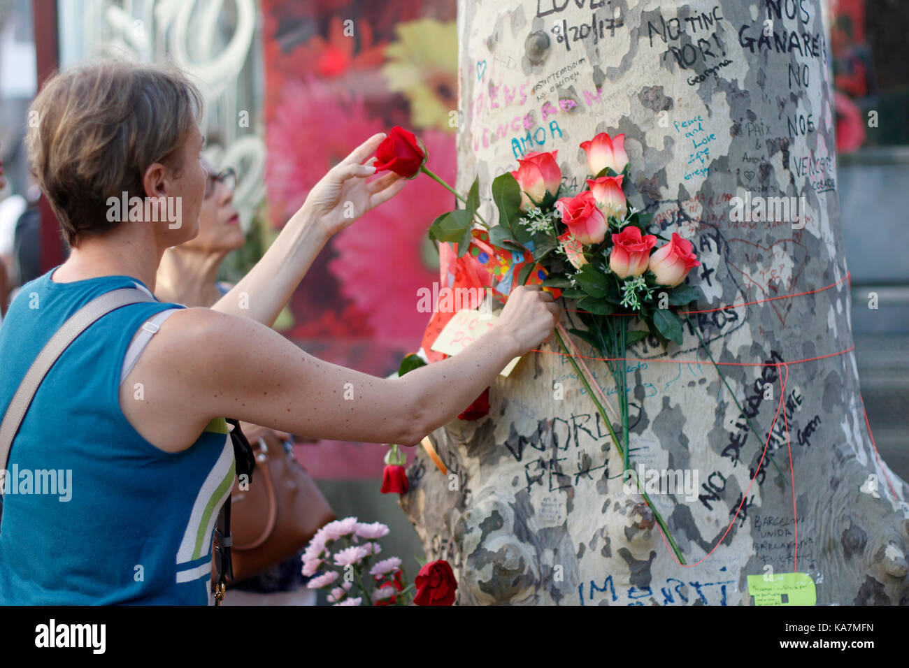 Barcelone/Espagne - 21 août 2017 : les gens réunis sur la Rambla de Barcelone, où 17 août 2017 a été une attaque terroriste, donnant hommage à la mort d'au moins 15 victimes et plus de 120 blessés Banque D'Images