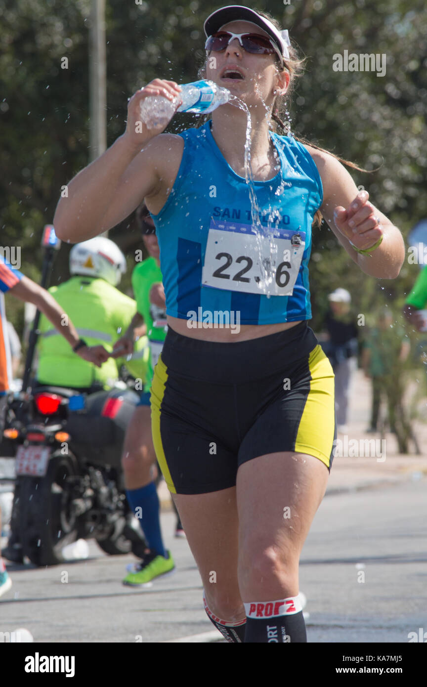 Montevideo, Uruguay - 24 septembre 2017 : runner en hydratant la course mondiale de l'énergie. Banque D'Images
