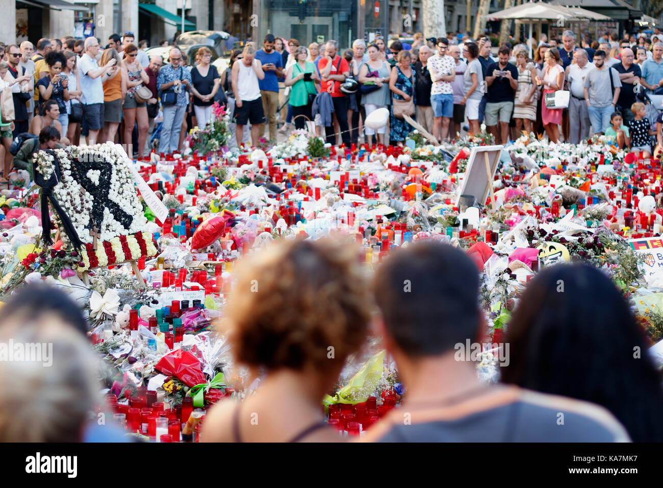 Barcelone/Espagne - 21 août 2017 : les gens réunis sur la Rambla de Barcelone, où 17 août 2017 a été une attaque terroriste, donnant hommage à la mort d'au moins 15 victimes et plus de 120 blessés Banque D'Images