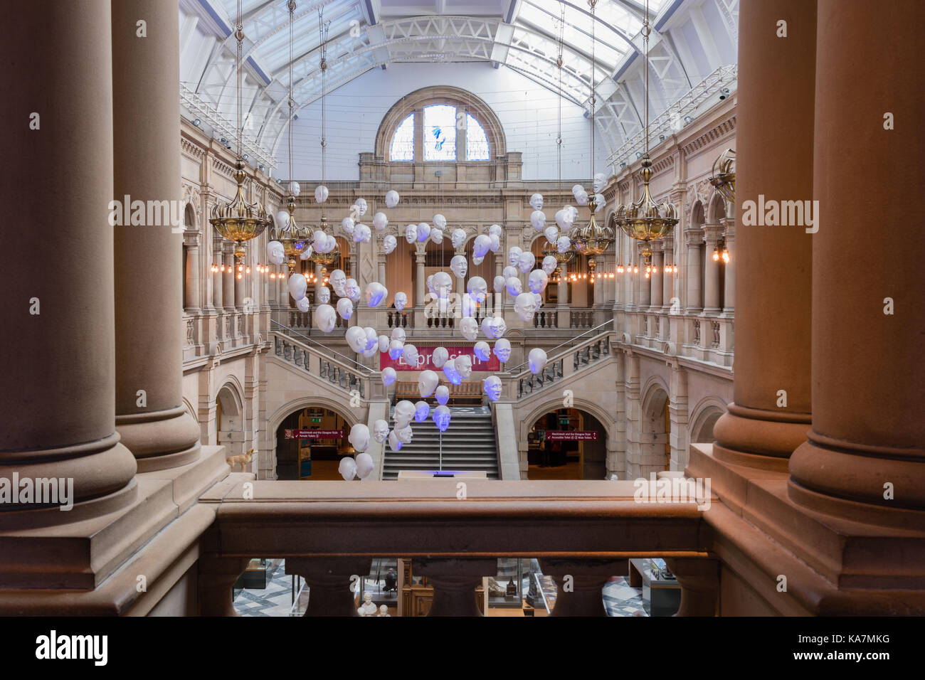 Têtes flottantes par Sophie la caverne à la Kelvingrove Art Gallery - Glasgow, Ecosse Banque D'Images