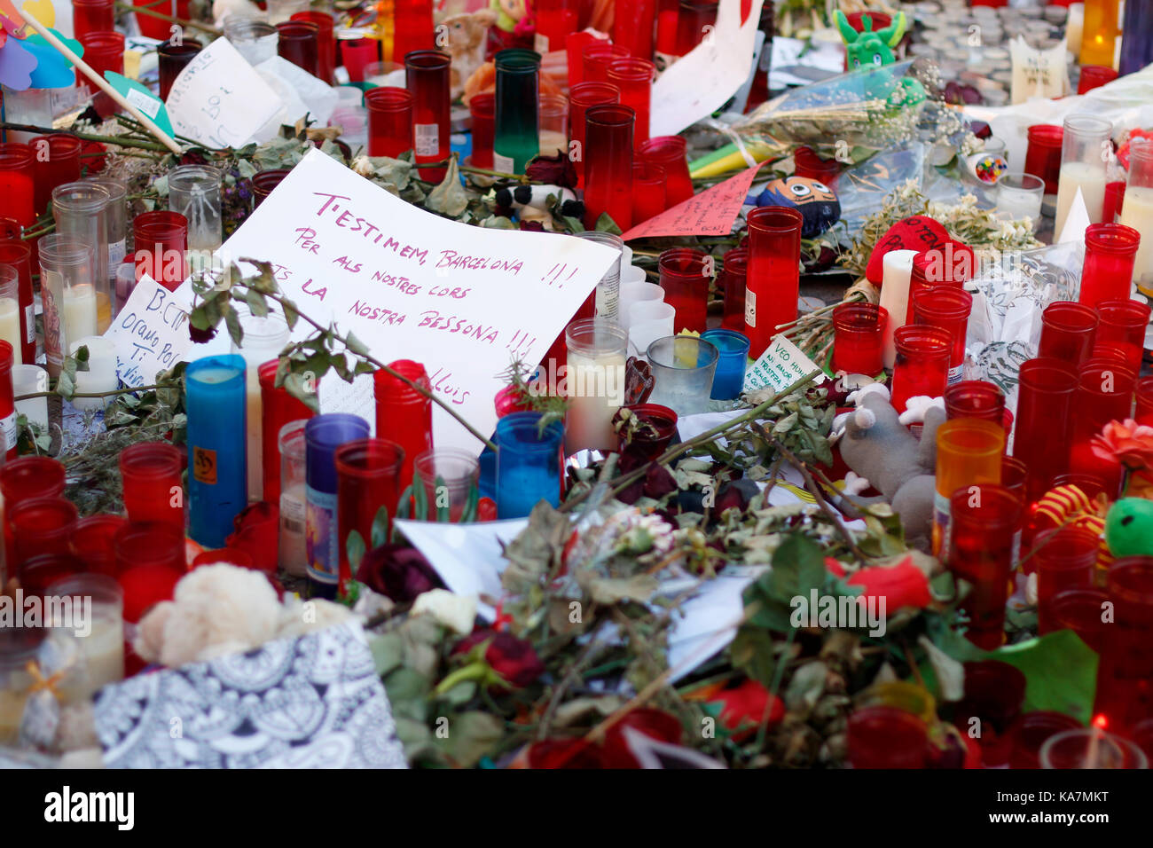 Barcelone/Espagne - 21 août 2017 : les gens réunis sur la Rambla de Barcelone, où 17 août 2017 a été une attaque terroriste, donnant hommage à la mort d'au moins 15 victimes et plus de 120 blessés Banque D'Images