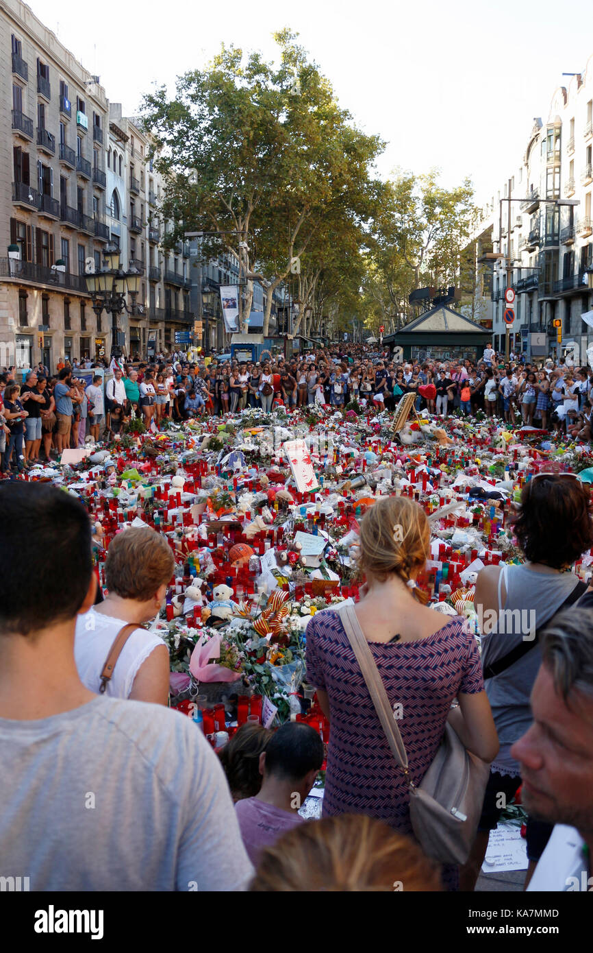 Barcelone/Espagne - 21 août 2017 : les gens réunis sur la Rambla de Barcelone, où 17 août 2017 a été une attaque terroriste, donnant hommage à la mort d'au moins 15 victimes et plus de 120 blessés Banque D'Images