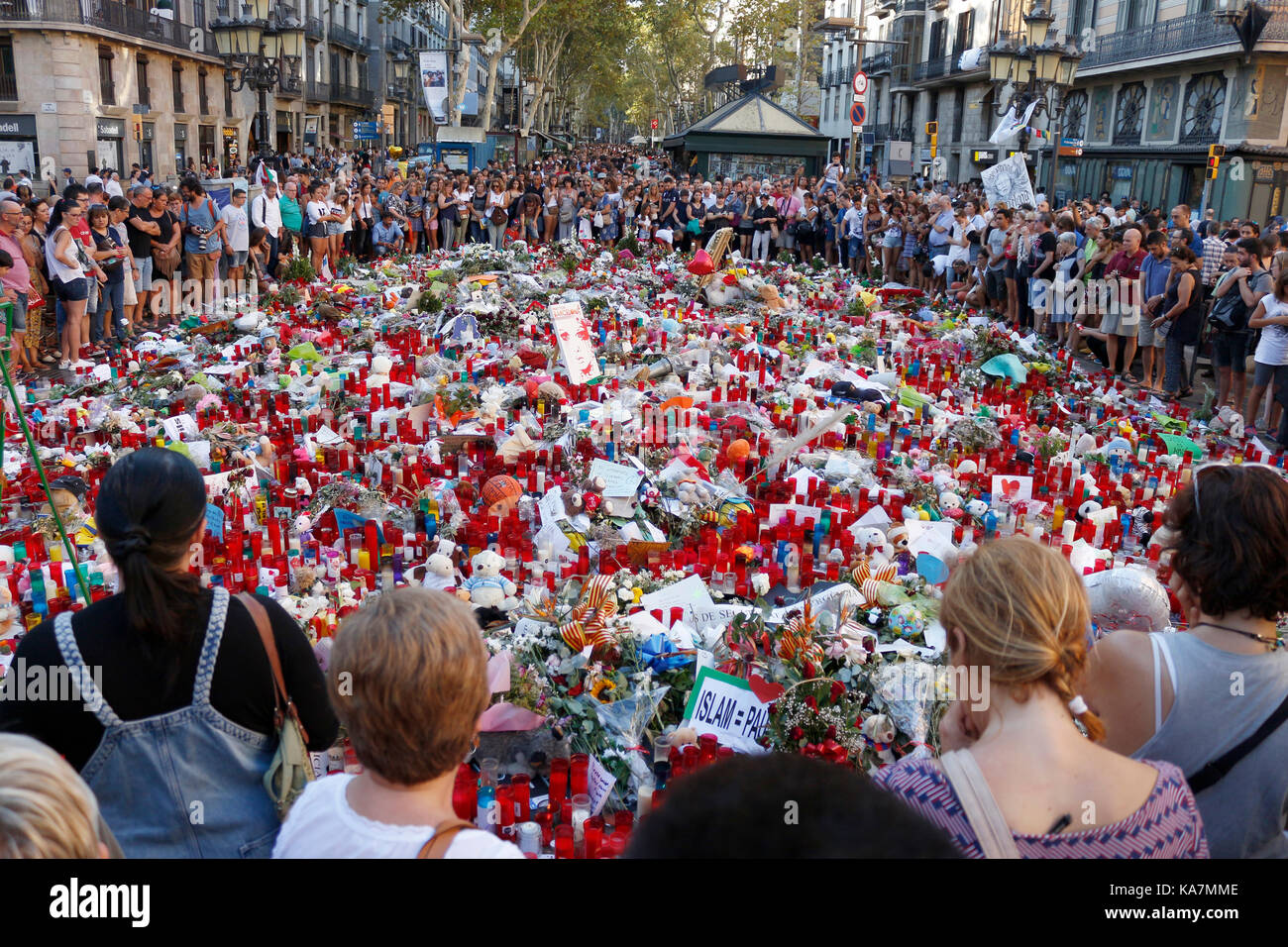 Barcelone/Espagne - 21 août 2017 : les gens réunis sur la Rambla de Barcelone, où 17 août 2017 a été une attaque terroriste, donnant hommage à la mort d'au moins 15 victimes et plus de 120 blessés Banque D'Images