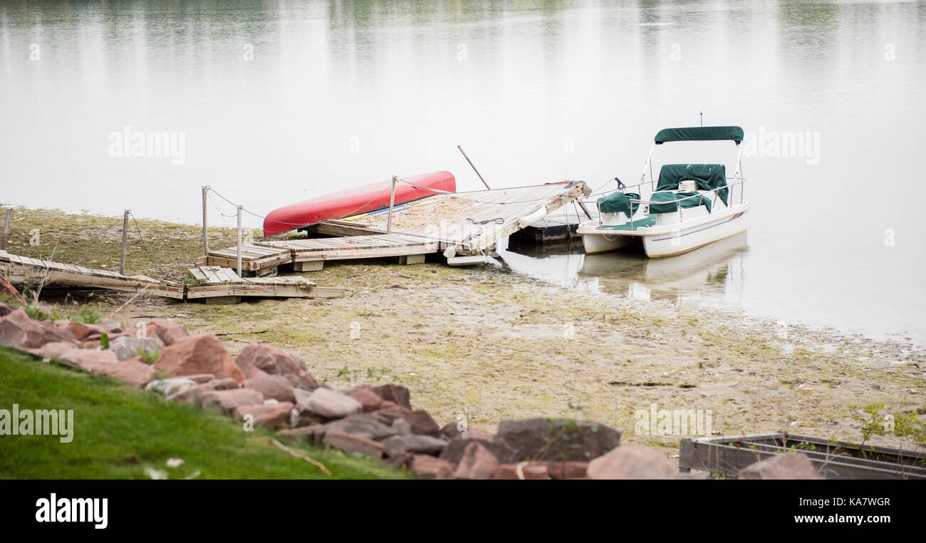 Dock & naufrage bateau endommagé sur l'eau après la tempête Banque D'Images