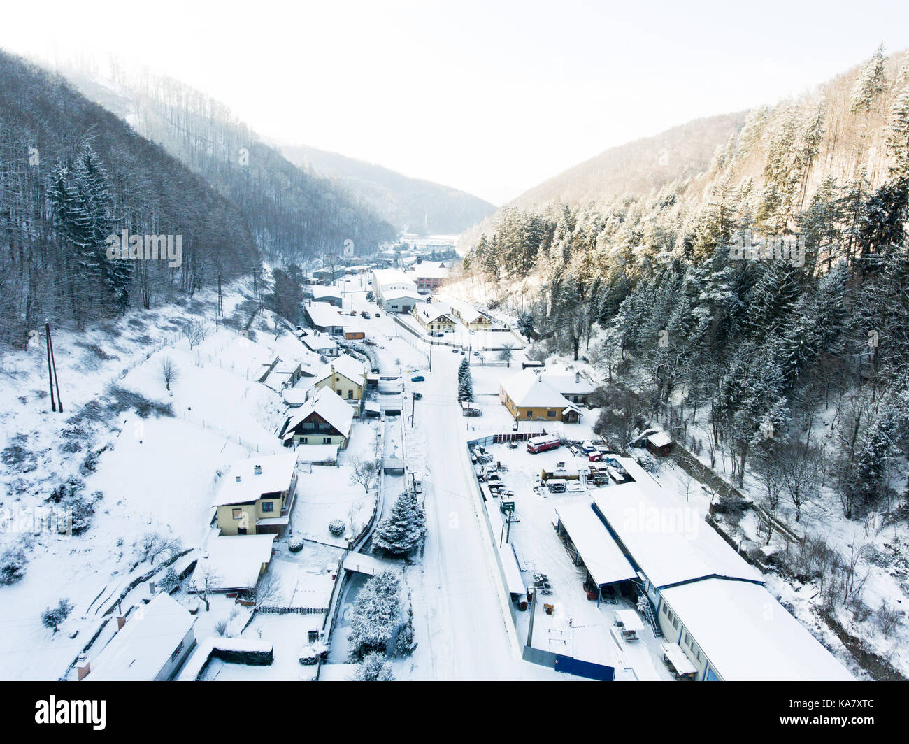 Vue aérienne d'un village en hiver. Banque D'Images