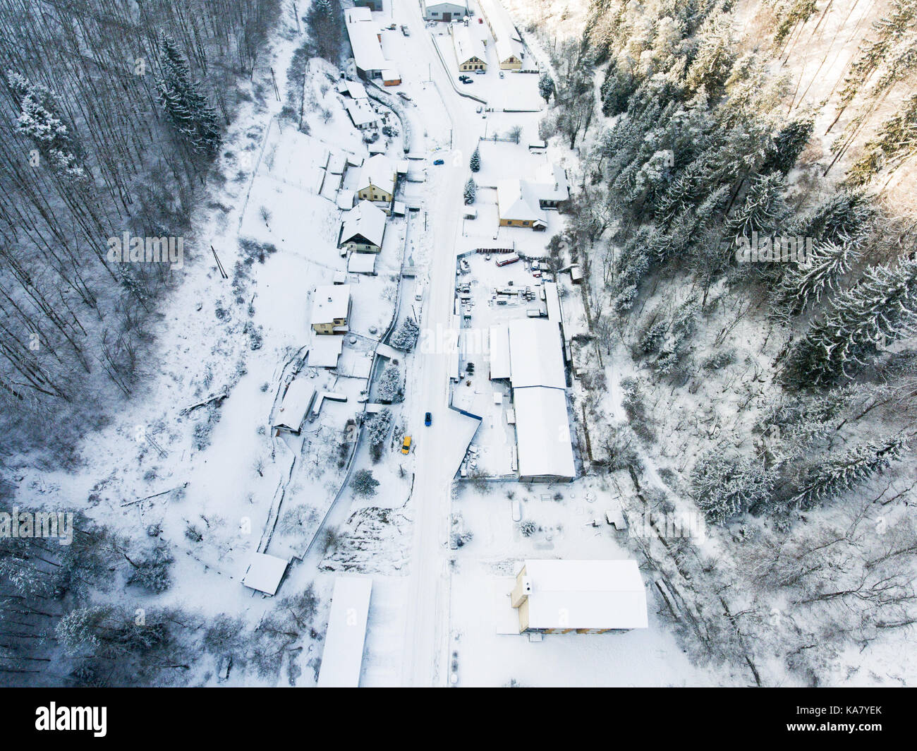 Vue aérienne d'un village en hiver. Banque D'Images