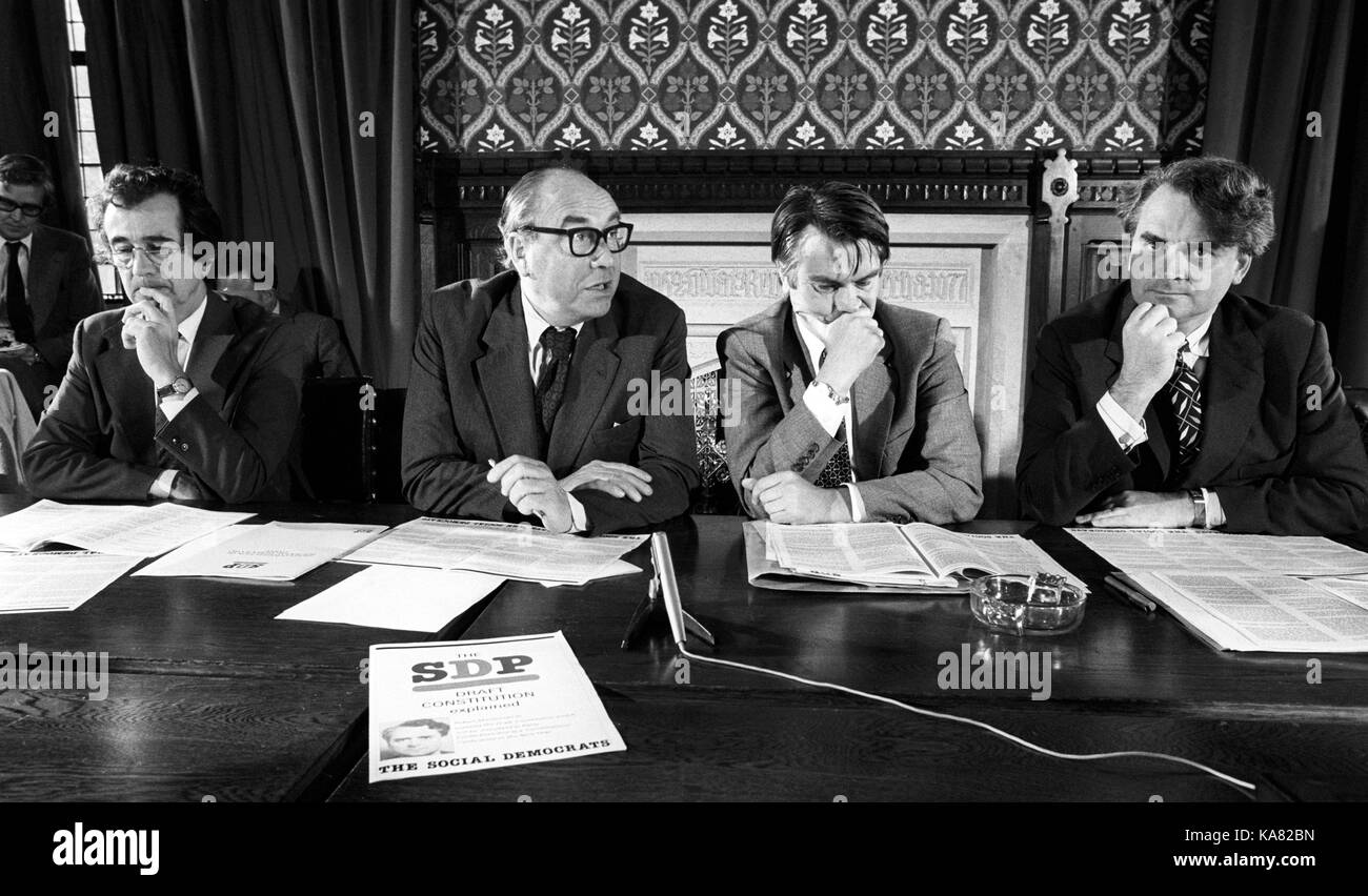 Roy Jenkins (deuxième à gauche), un membre fondateur du parti social-démocrate, s'exprimant lors d'une conférence de presse de la Chambre des communes pour lancer le projet de constitution du parti (sur la table) qui prévoit une double direction - président qui le seront pour deux ans à la fois et d'un leader parlementaire. avec lui (de gauche) Bill Rodgers, Dr David Owen, également membres fondateurs si le sdp, et Robert maclennan. Banque D'Images