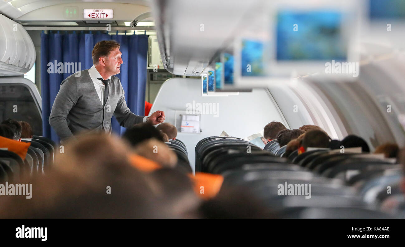 Istanbul, Turquie. 25 septembre, 2017. Leipzig manager ralph hasenhüttl à bord d'un voyage à Istanbul qui s'écartaient de Leipzig, Allemagne, 25 septembre 2017. La face côté bundesliga süper lig turque besiktas d'équipe dans une phase de groupes de la Ligue des champions match sur le 26.09.17. Crédit photo : dpa alliance/Alamy live news Banque D'Images