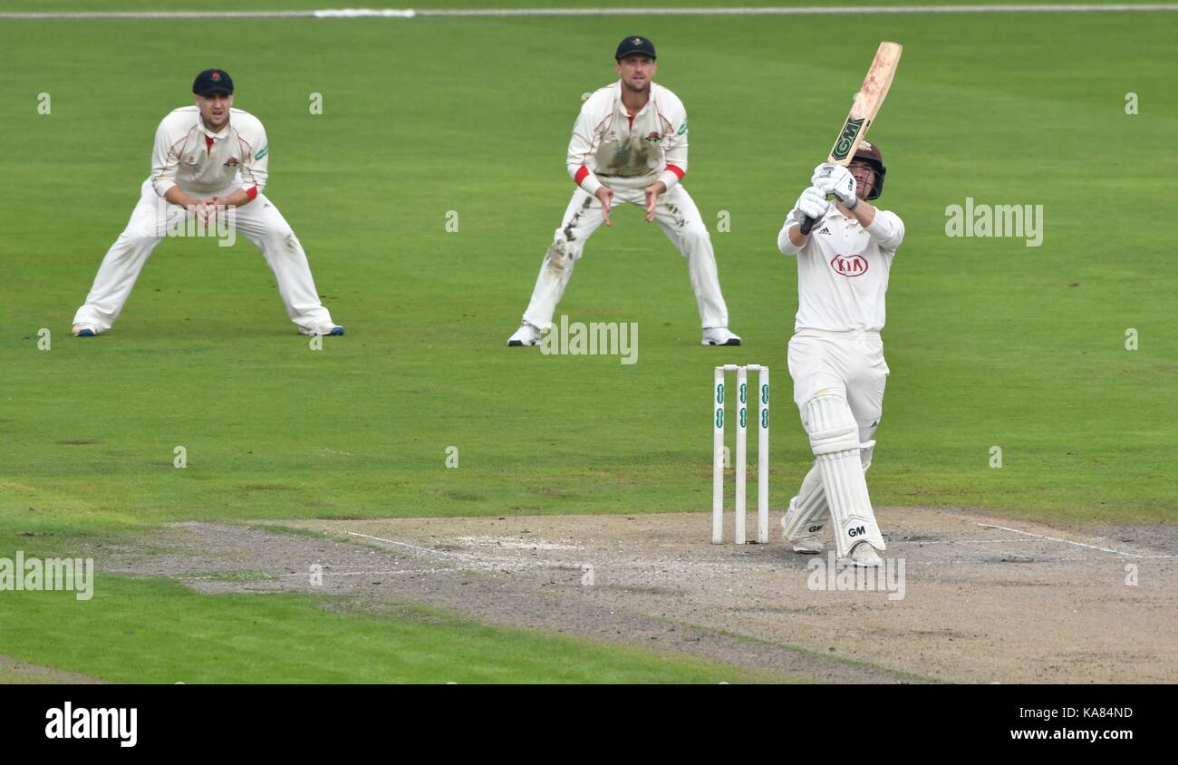 Manchester, UK. 25 septembre, 2017. Rory burns (Surrey) et Ciel est capturé par shiv chanderpaul pour 18 le premier jour du dernier match de championnat de la comté 2017 saison à unis Old Trafford entre lancashire et Surrey. Les deux parties se battent pour la deuxième position dans le championnat du comté d'Essex, à avoir déjà remporté le titre. crédit : John Fryer/Alamy live news Banque D'Images