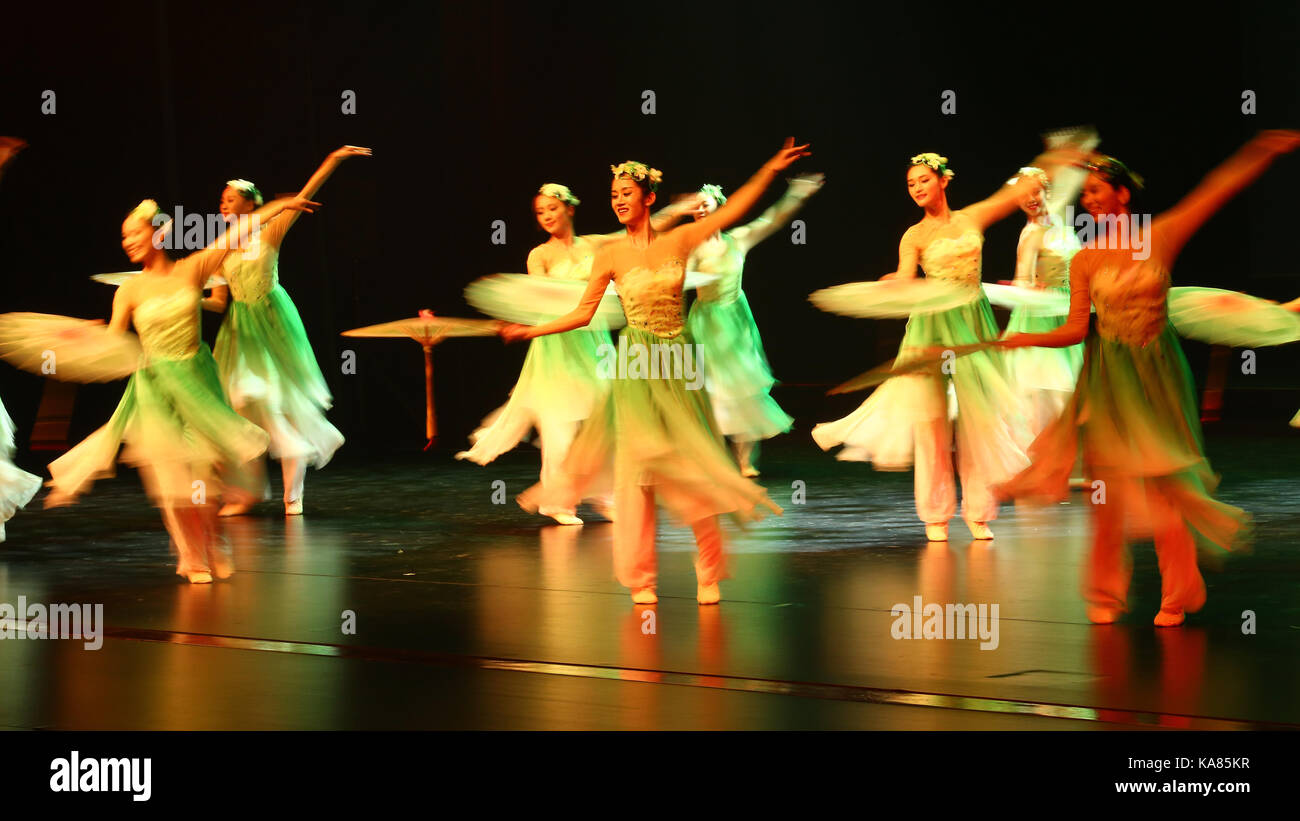 Colombo, Sri Lanka. 25 septembre, 2017. Les danseurs chinois exécuter une danse culturelle à nelum pokuna Mahinda Rajapaksa, theatre, Colombo, Sri Lanka. crédit : vimukthi embuldeniya/Alamy live news Banque D'Images