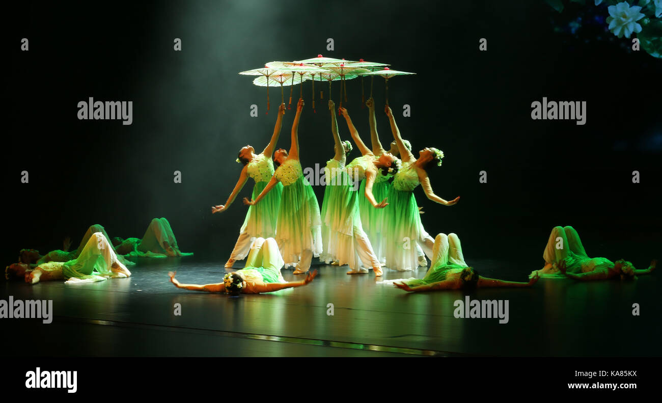 Colombo, Sri Lanka. 25 septembre, 2017. Les danseurs chinois exécuter une danse culturelle à nelum pokuna Mahinda Rajapaksa, theatre, Colombo, Sri Lanka. crédit : vimukthi embuldeniya/Alamy live news Banque D'Images