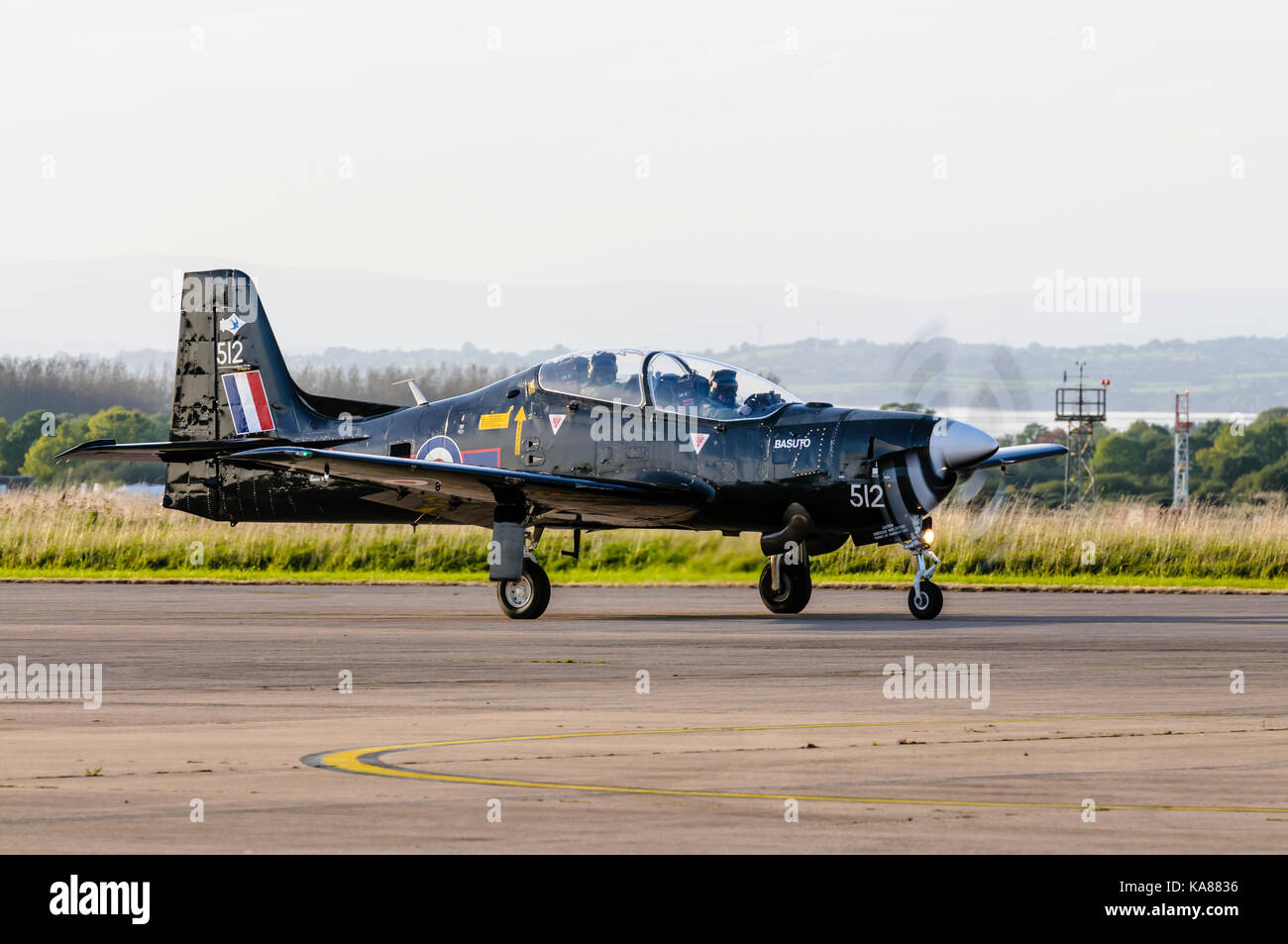 RAF Aldergrove, en Irlande du Nord. 25/09/2017 - Deux avions d'entraînement de Tucano 72 (R) voler dans l'Escadron RAF Aldergrove dans le cadre de leur centenaire. L'un des aéronefs a été peint dans une enveloppe spéciale livrée commémorative de la bataille d'Angleterre Spitfire. Banque D'Images