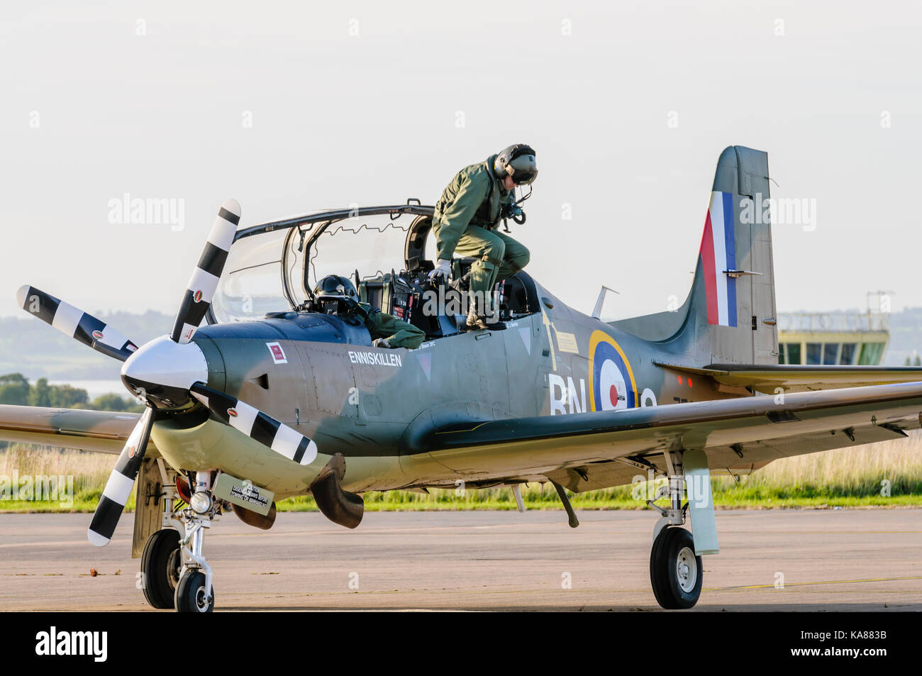 RAF Aldergrove, en Irlande du Nord. 25/09/2017 - stagiaire et pilote de débarquement d'un avion d'entraînement Tucano de 72 (R) comme ils l'Escadron RAF terrain à Aldergrove dans le cadre de leur centenaire. L'un des aéronefs a été peint dans une enveloppe spéciale livrée commémorative de la bataille d'Angleterre Spitfire. Banque D'Images