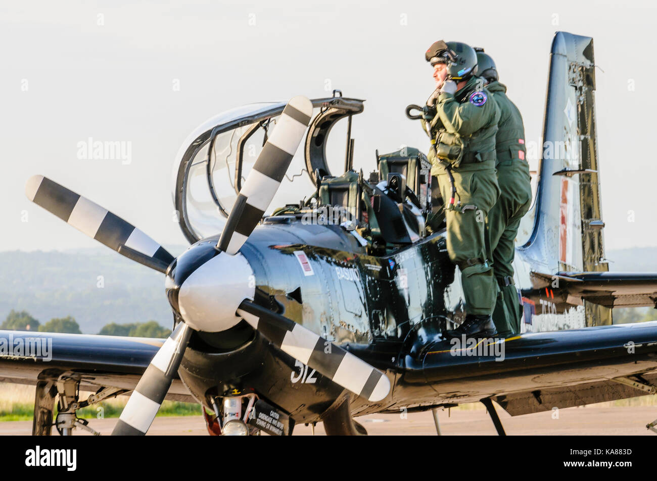 RAF Aldergrove, en Irlande du Nord. 25/09/2017 - stagiaire et pilote de débarquement d'un avion d'entraînement Tucano de 72 (R) comme ils l'Escadron RAF terrain à Aldergrove dans le cadre de leur centenaire. L'un des aéronefs a été peint dans une enveloppe spéciale livrée commémorative de la bataille d'Angleterre Spitfire. Banque D'Images