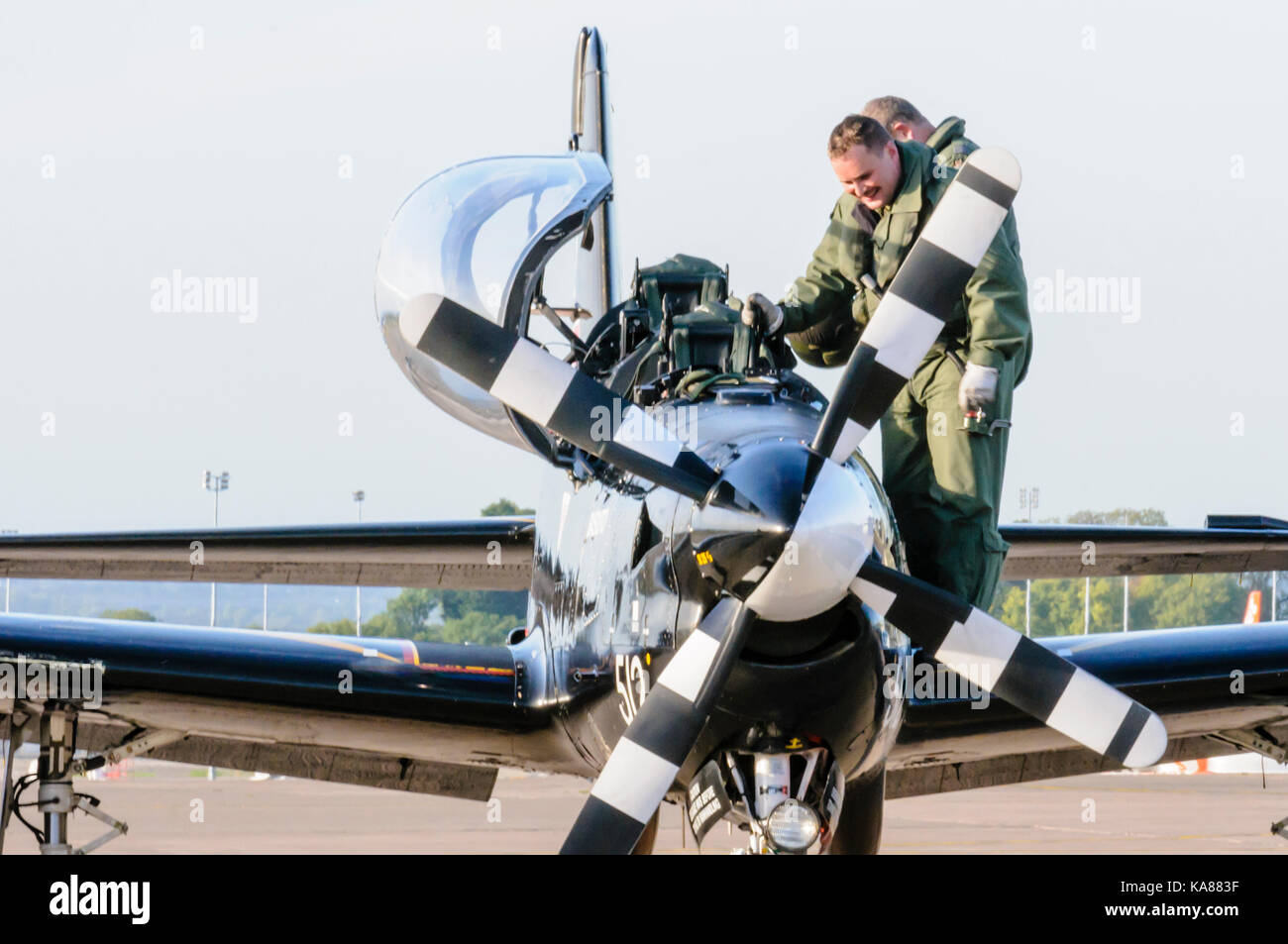 RAF Aldergrove, en Irlande du Nord. 25/09/2017 - stagiaire et pilote de débarquement d'un avion d'entraînement Tucano de 72 (R) comme ils l'Escadron RAF terrain à Aldergrove dans le cadre de leur centenaire. L'un des aéronefs a été peint dans une enveloppe spéciale livrée commémorative de la bataille d'Angleterre Spitfire. Banque D'Images