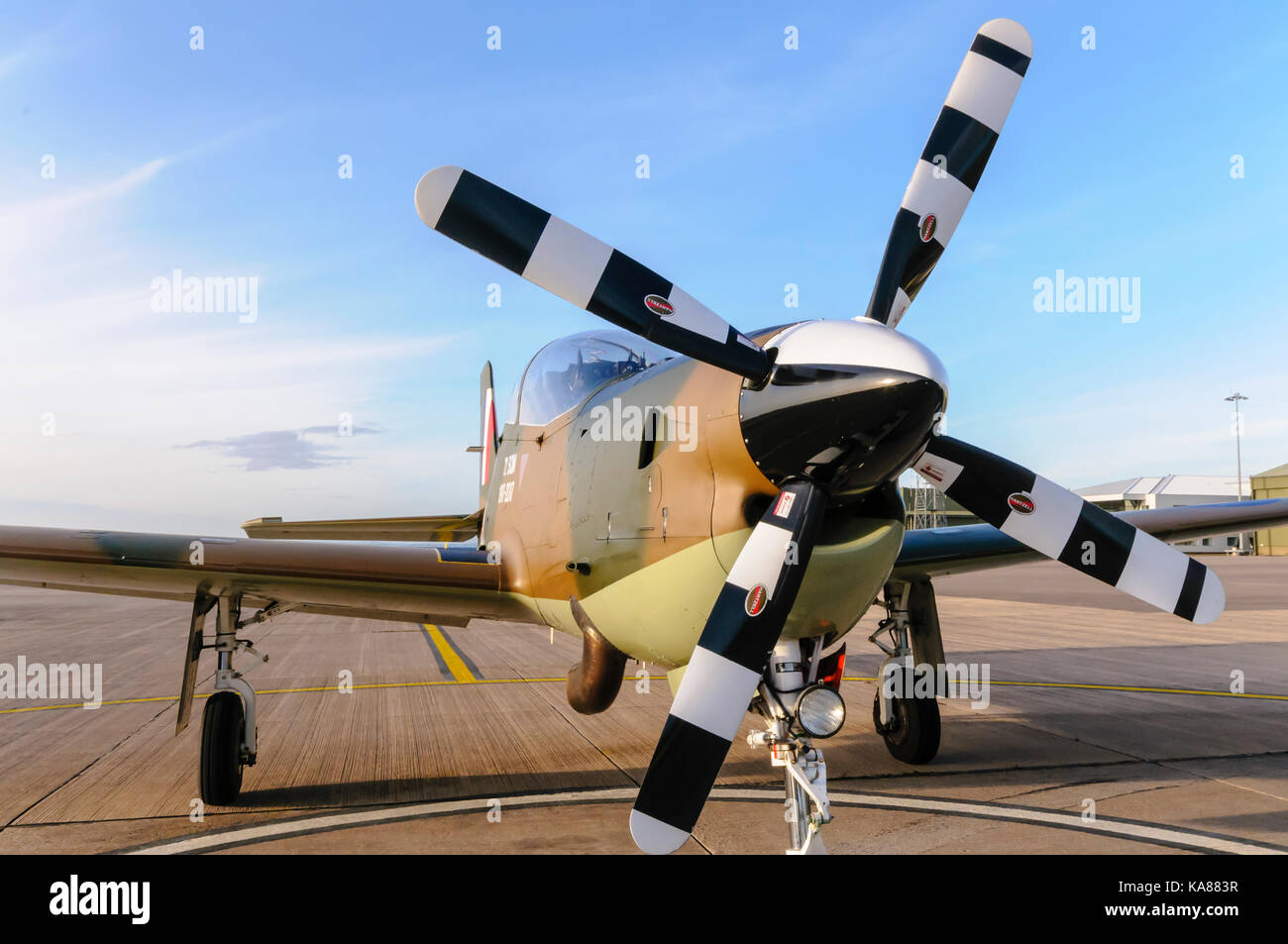 RAF Aldergrove, en Irlande du Nord. 25/09/2017 - Deux avions d'entraînement de Tucano 72 (R) voler dans l'Escadron RAF Aldergrove dans le cadre de leur centenaire. L'un des aéronefs a été peint dans une enveloppe spéciale livrée commémorative de la bataille d'Angleterre Spitfire. Banque D'Images