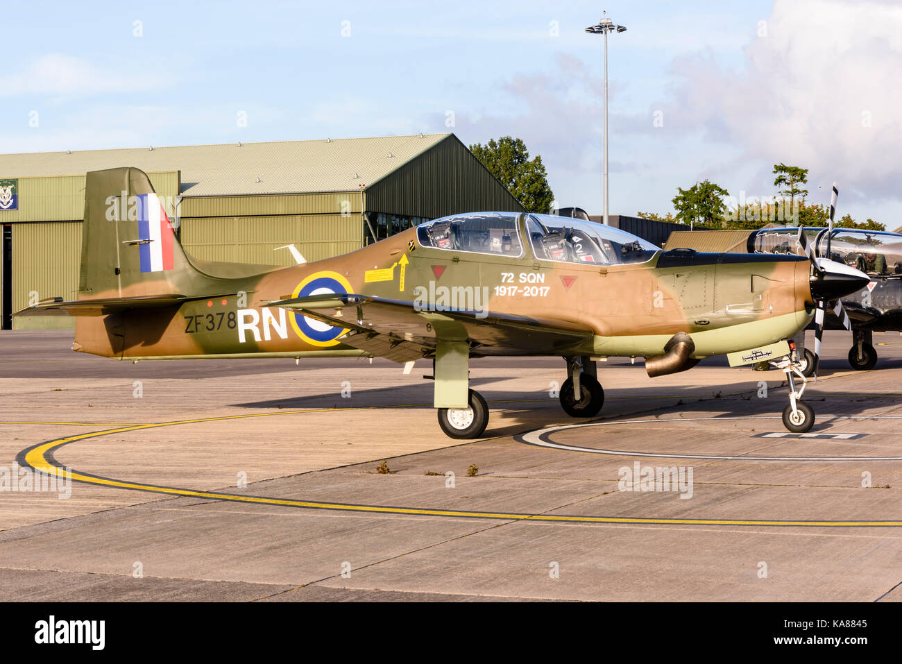 RAF Aldergrove, Irlande du Nord. 25/09/2017 - deux avions d'entraînement Tucano du 72 e Escadron (R) volent dans la RAF Aldergrove dans le cadre de leurs célébrations du centenaire. L'un des avions a été peint dans une décoration commémorative spécialement conçue de la bataille d'Angleterre Spitfire Banque D'Images