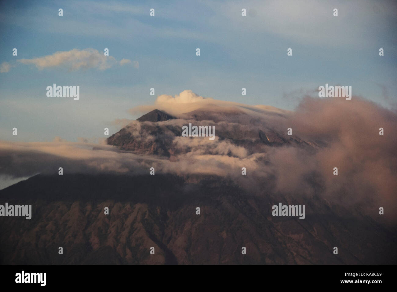 Bali, Indonésie. 26 sep, 2017. La fumée monte du Gunung Agung, volcan Mont Agung ou à plage d'amed de karangasem regency, Bali, Indonésie. sept. 26, 2017. Le nombre de personnes évacuées est passé à plus de 57 000 comme dans le volcan Gunung Agung bali resort island est possible d'éclater, un haut fonctionnaire de l'Agence des catastrophes a dit mardi. crédit : m. fauzi chaniago/Xinhua/Alamy live news Banque D'Images