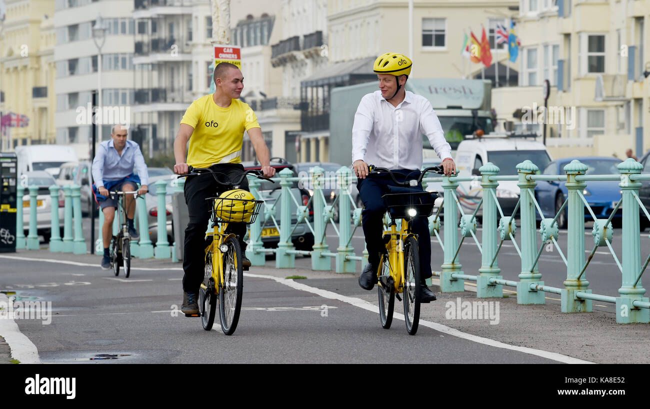 Brighton, UK. Sep 26, 2017 député du parti du travail. Luc Pollard (à droite) prend part à une balade en vélo le long de front de mer de Brighton sur station-ofo vélos gratuitement pour recueillir de l'argent pour le British Heart Foundation au cours de cette semaines conférence du parti travailliste de la ville crédit : Simon dack/Alamy live news Banque D'Images