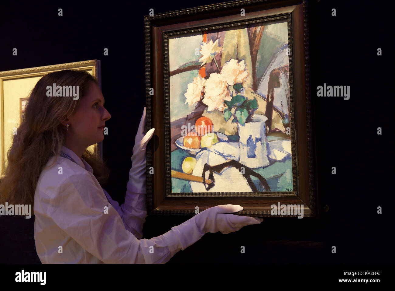 Londres, Royaume-Uni. 26 Sep, 2017. Vente Bonhams Art écossais photo a eu lieu à New Bond Street avant la vente à Edimbourg le 11 octobre 2017. Faits saillants : SAMUEL JOHN PEPLOE LSF(British, 1871-1935)Nature morte avec roses dans un vase chinois 51 x 41 cm. (20 1/16 x 16 1/8 in.) 300 000 - 500 000 £. Credit : Keith Larby/Alamy Live News Banque D'Images