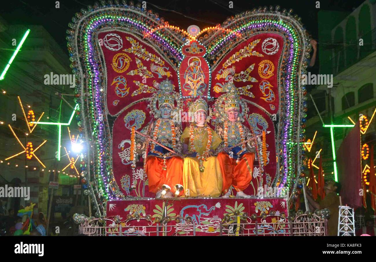 Allahabad, Uttar Pradesh, Inde. 26 septembre 2017. Allahabad: Des artistes indiens vêtus comme Lord Rama, Sita et Laksmana prennent part à une procession religieuse lors d'un festival de Dussehra à Allahabad le 26-09-2017, festival de Dusshhra représentant la victoire de Good over Evil. Credit: Prabhat Kumar Verma/ZUMA Wire/Alamy Live News Banque D'Images