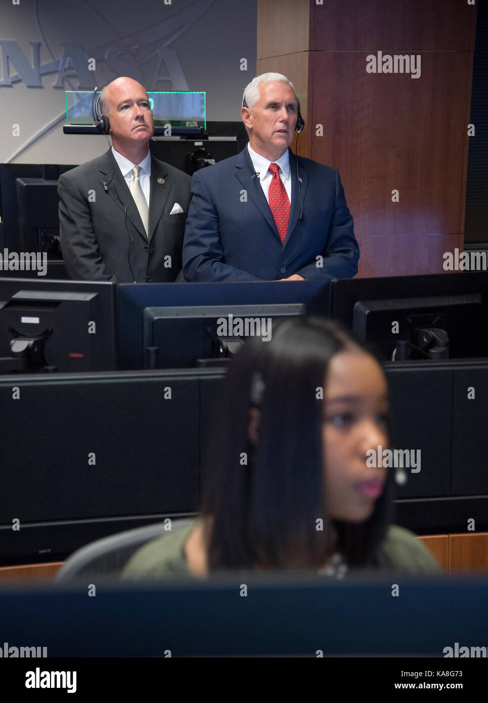 Le vice-président américain Mike Pence, à droite, et le représentant américain Robert Aderholt (Républicain de l'Alabama) parlent avec l'expédition 53 membres de l'équipage Joe Acaba, à gauche de l'écran, Randy Bresnik, au centre de l'écran, Et Mark Vande Hei à bord de la Station spatiale internationale à partir du centre d'intégration des opérations de charge utile (POIC) du centre de vol spatial Marshall de la NASA, lundi 25 septembre 2017 à Huntsville, Alabama. Le vice-président a visité le centre spatial pour voir le matériel de test du système de lancement spatial de la NASA, la nouvelle fusée spatiale américaine et appeler l'équipage à bord de la Station spatiale internationale. Homme Banque D'Images