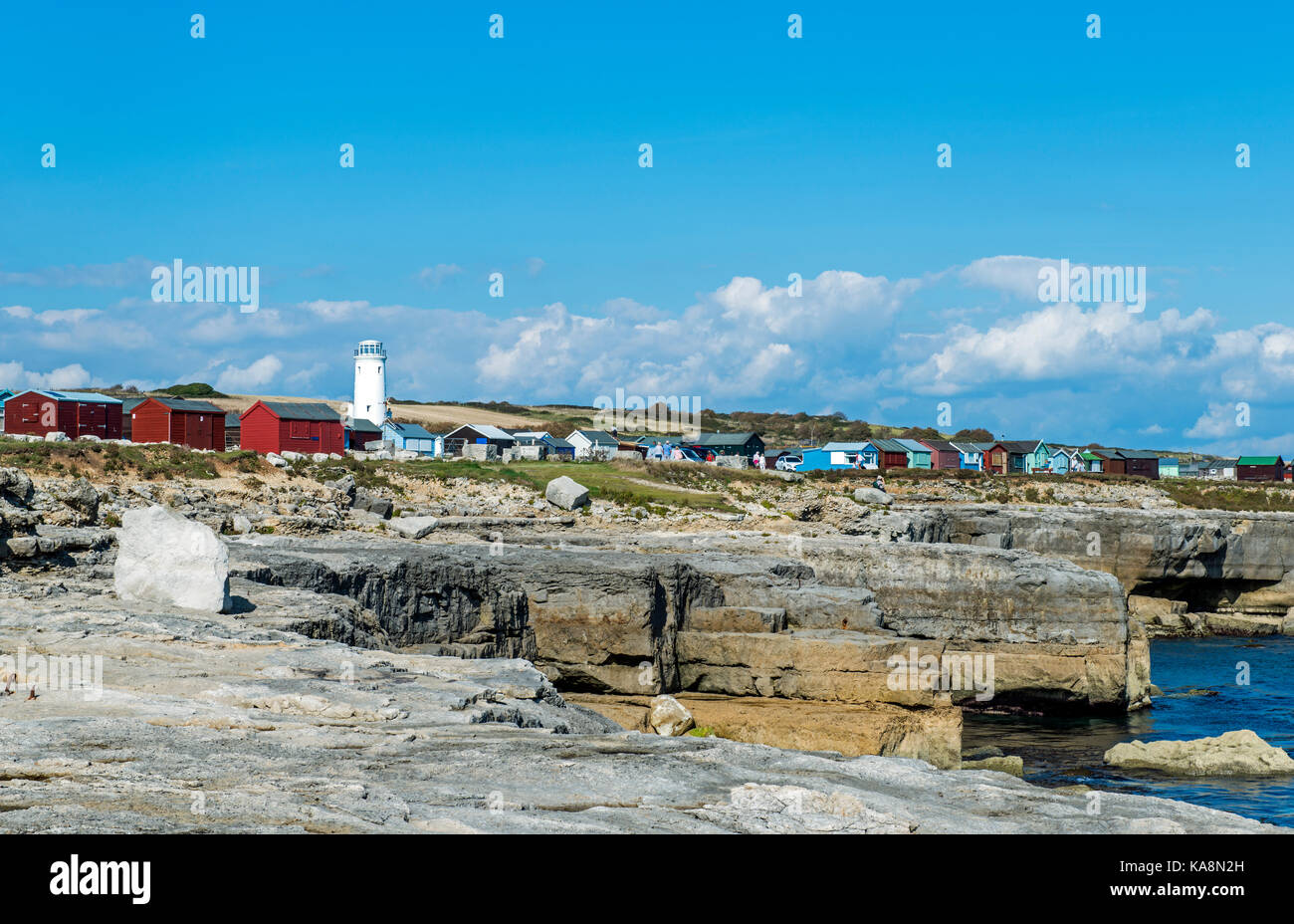 Cabines de plage et vieux phare sur portland bill dorset Banque D'Images